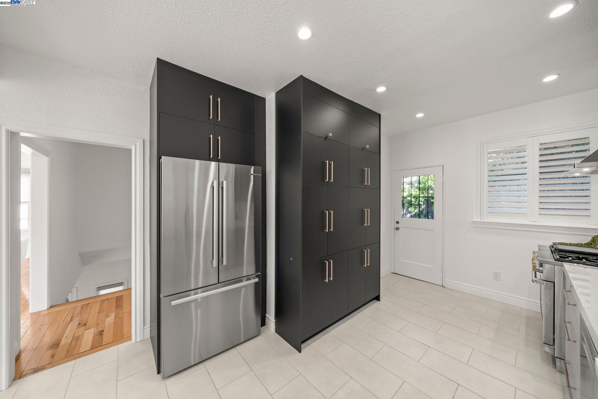 Detail Gallery Image 14 of 34 For 2215 Park Blvd, Oakland,  CA 94606 - 3 Beds | 2/1 Baths