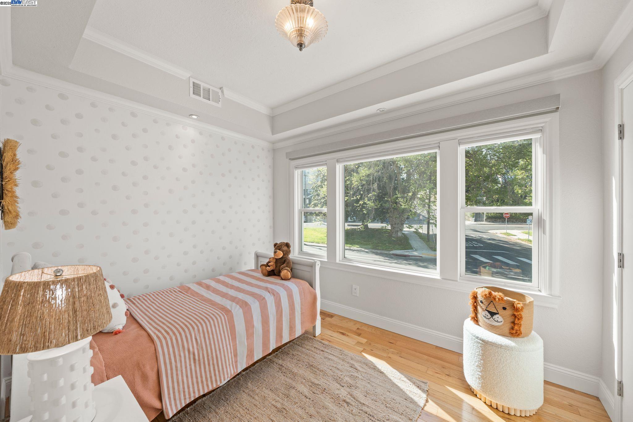 Detail Gallery Image 15 of 34 For 2215 Park Blvd, Oakland,  CA 94606 - 3 Beds | 2/1 Baths