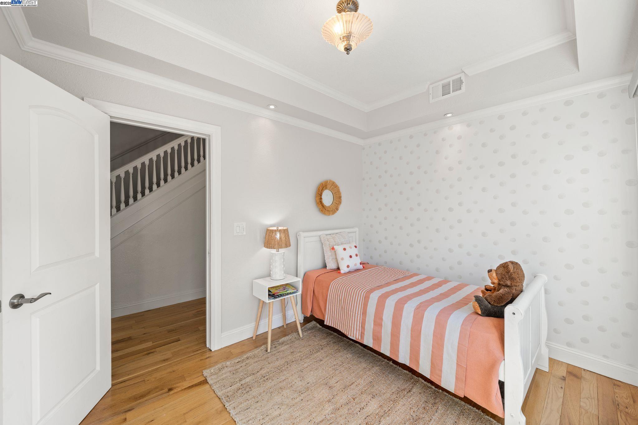 Detail Gallery Image 16 of 34 For 2215 Park Blvd, Oakland,  CA 94606 - 3 Beds | 2/1 Baths