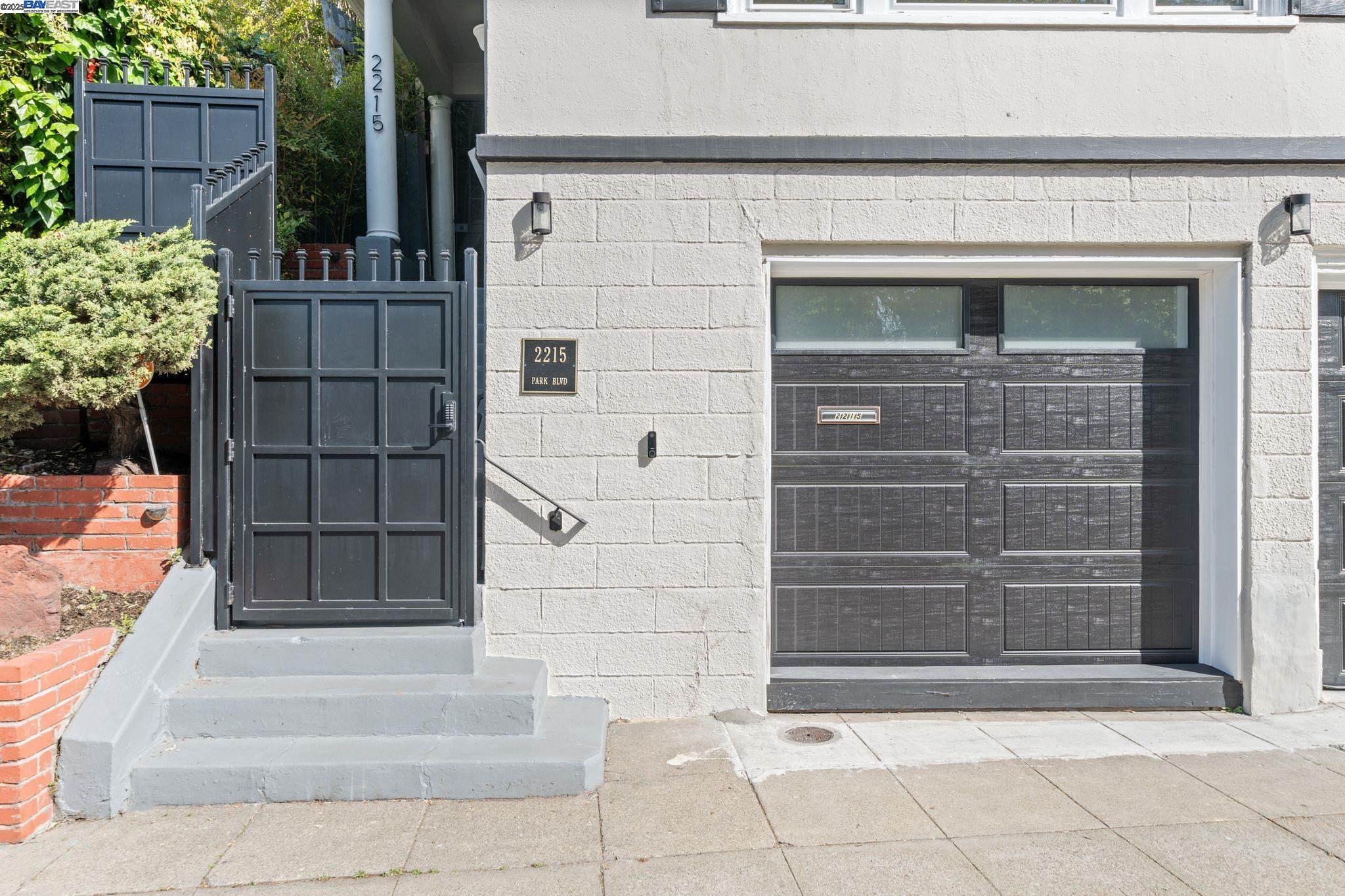 Detail Gallery Image 3 of 34 For 2215 Park Blvd, Oakland,  CA 94606 - 3 Beds | 2/1 Baths