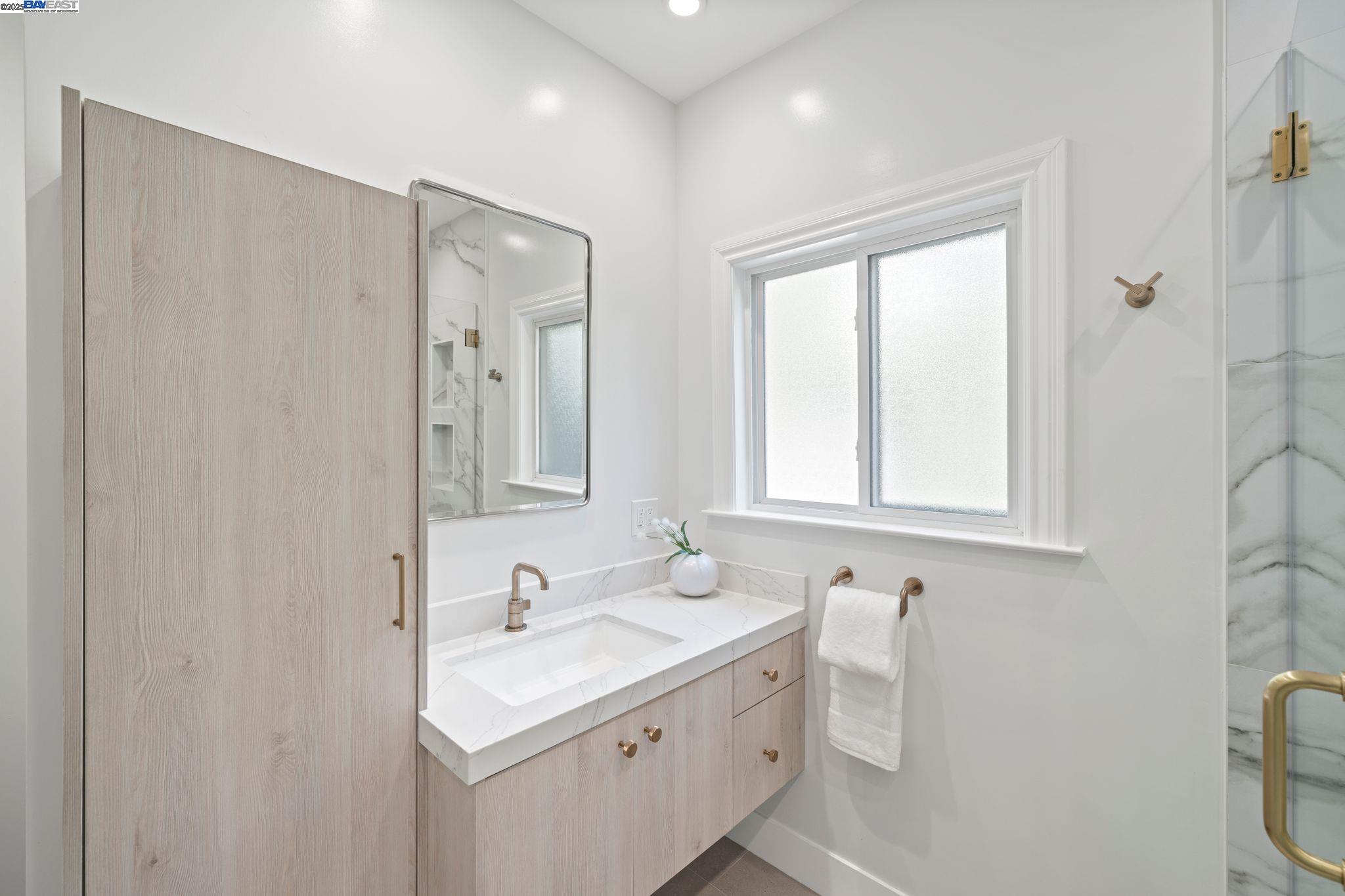 Detail Gallery Image 28 of 34 For 2215 Park Blvd, Oakland,  CA 94606 - 3 Beds | 2/1 Baths
