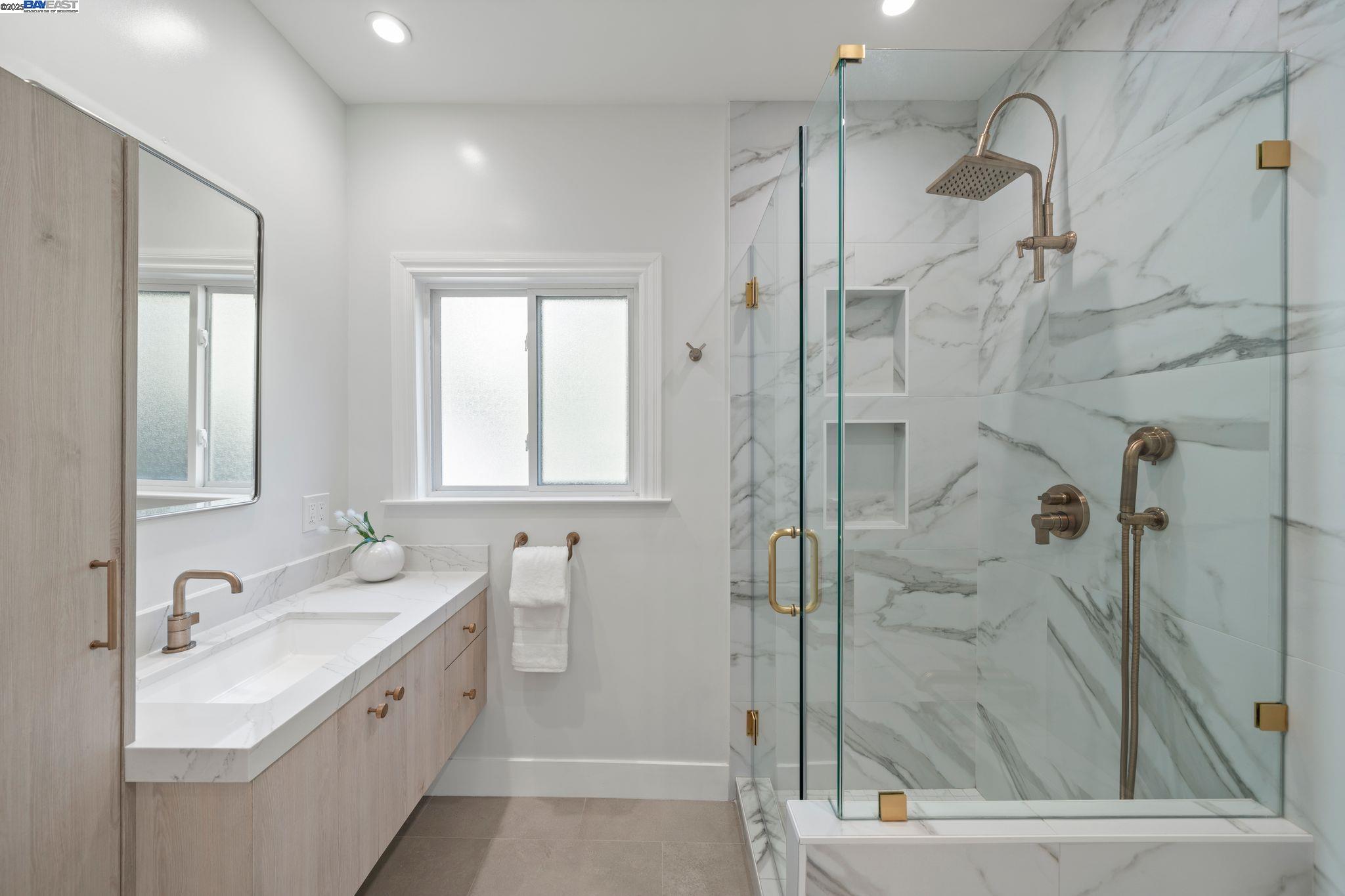 Detail Gallery Image 29 of 34 For 2215 Park Blvd, Oakland,  CA 94606 - 3 Beds | 2/1 Baths