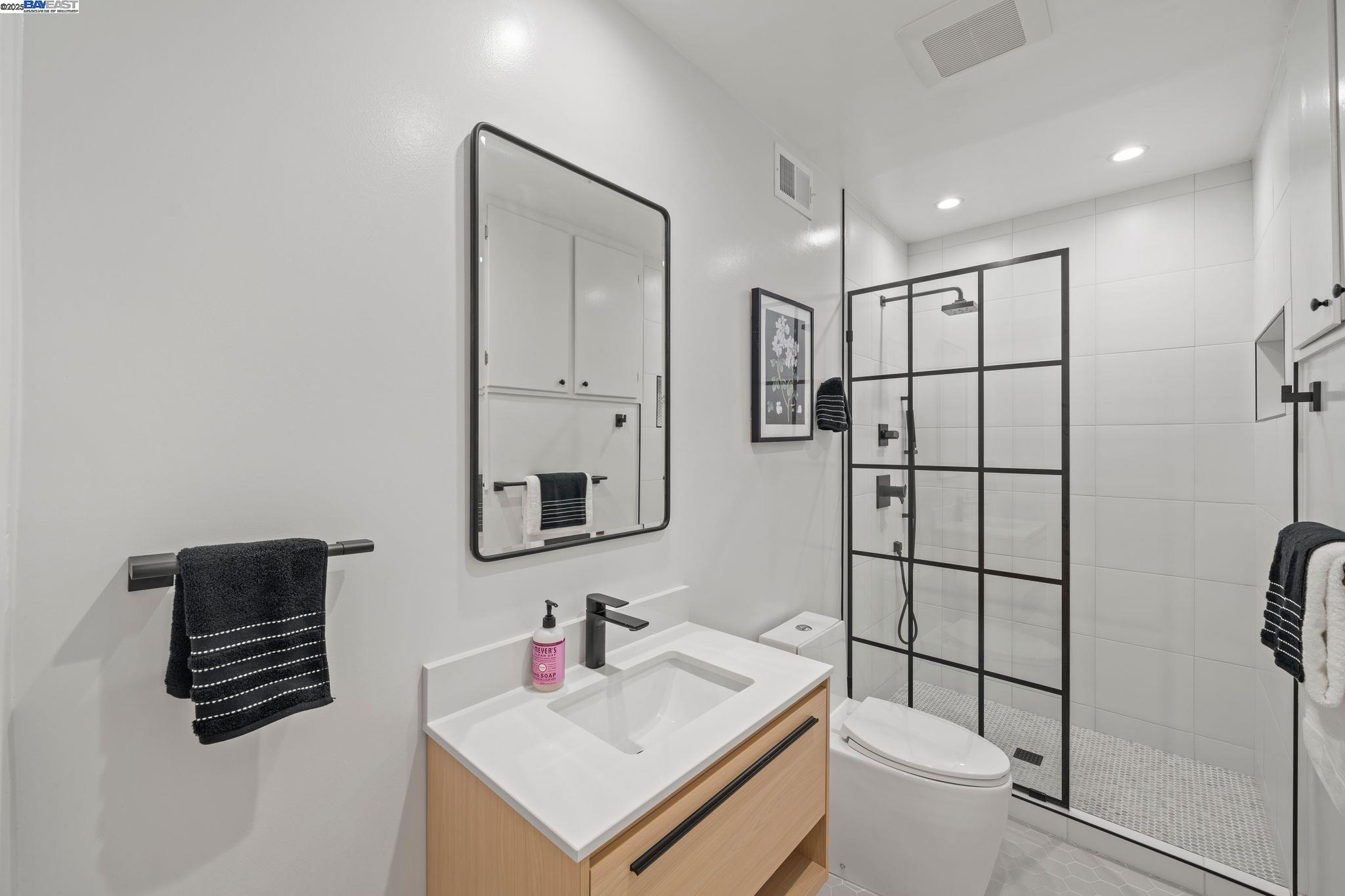 Detail Gallery Image 30 of 34 For 2215 Park Blvd, Oakland,  CA 94606 - 3 Beds | 2/1 Baths