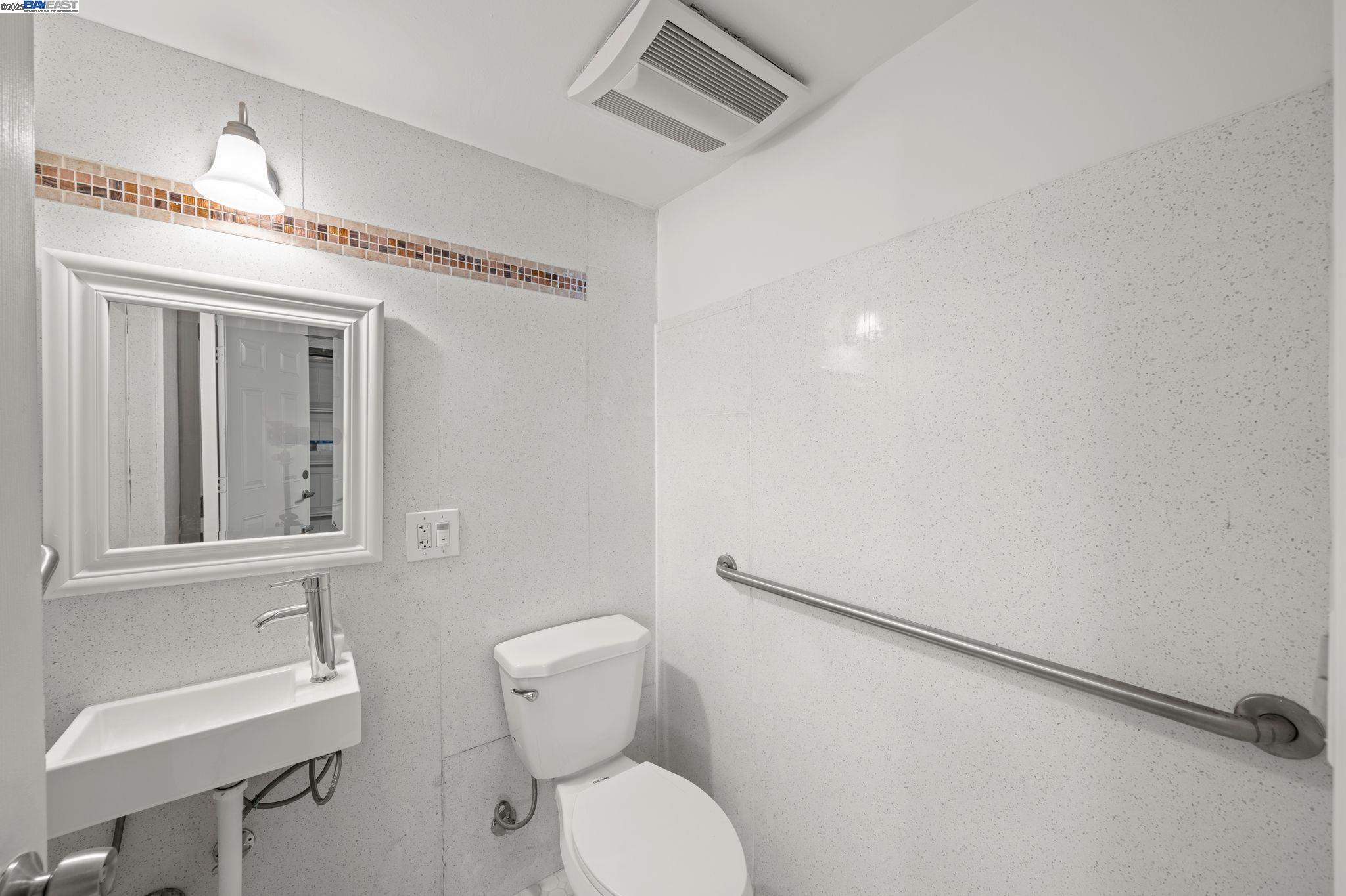 Detail Gallery Image 31 of 34 For 2215 Park Blvd, Oakland,  CA 94606 - 3 Beds | 2/1 Baths