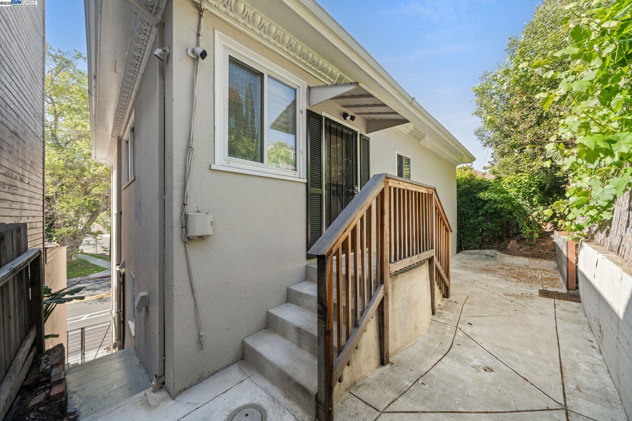 Detail Gallery Image 32 of 34 For 2215 Park Blvd, Oakland,  CA 94606 - 3 Beds | 2/1 Baths