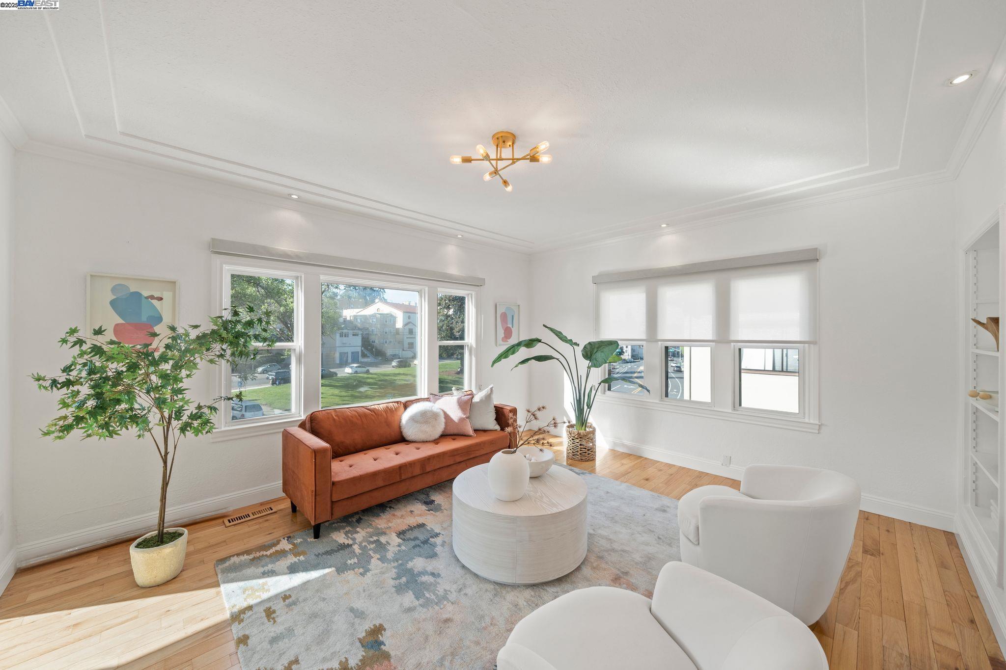 Detail Gallery Image 5 of 34 For 2215 Park Blvd, Oakland,  CA 94606 - 3 Beds | 2/1 Baths