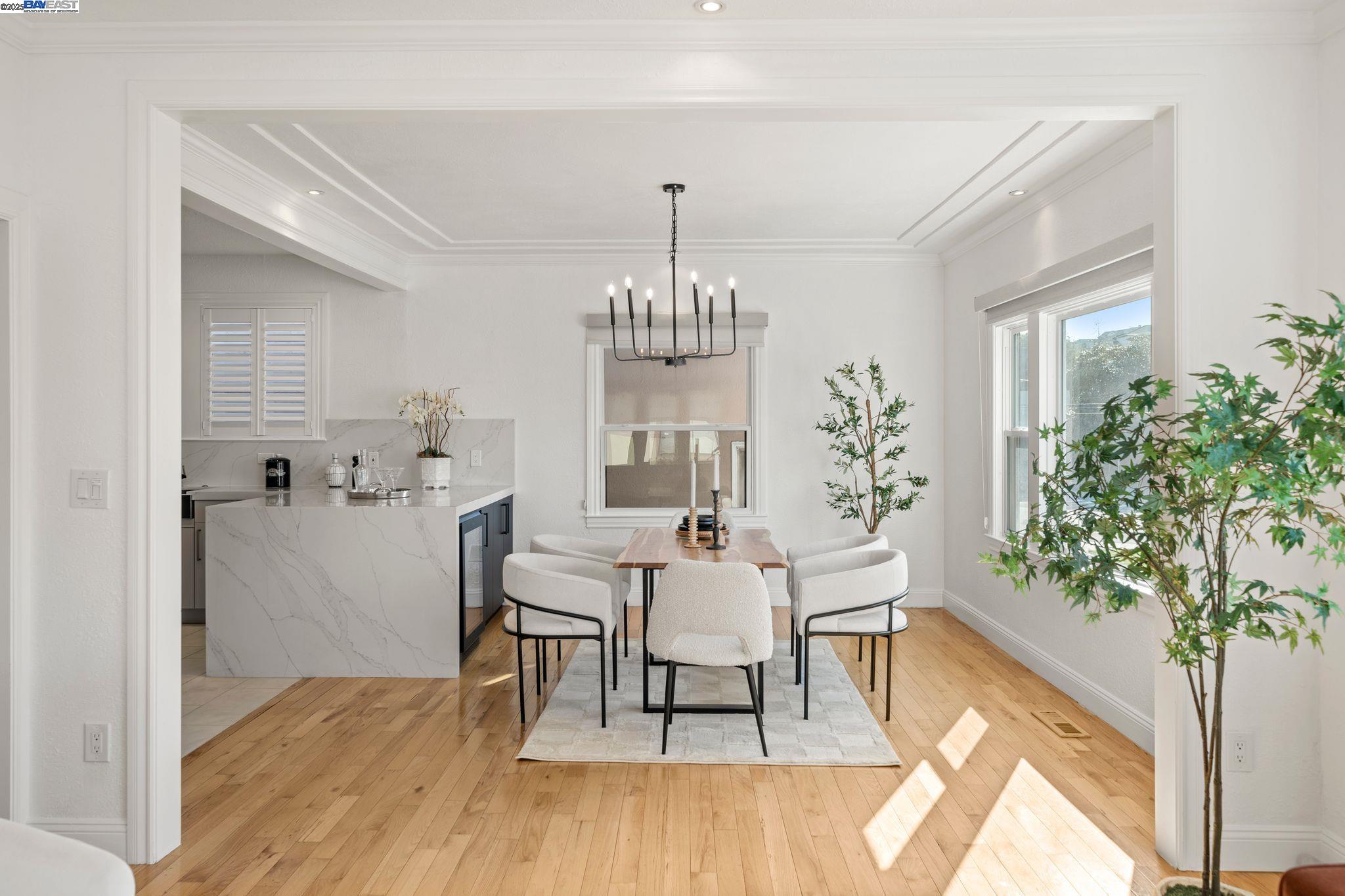 Detail Gallery Image 8 of 34 For 2215 Park Blvd, Oakland,  CA 94606 - 3 Beds | 2/1 Baths