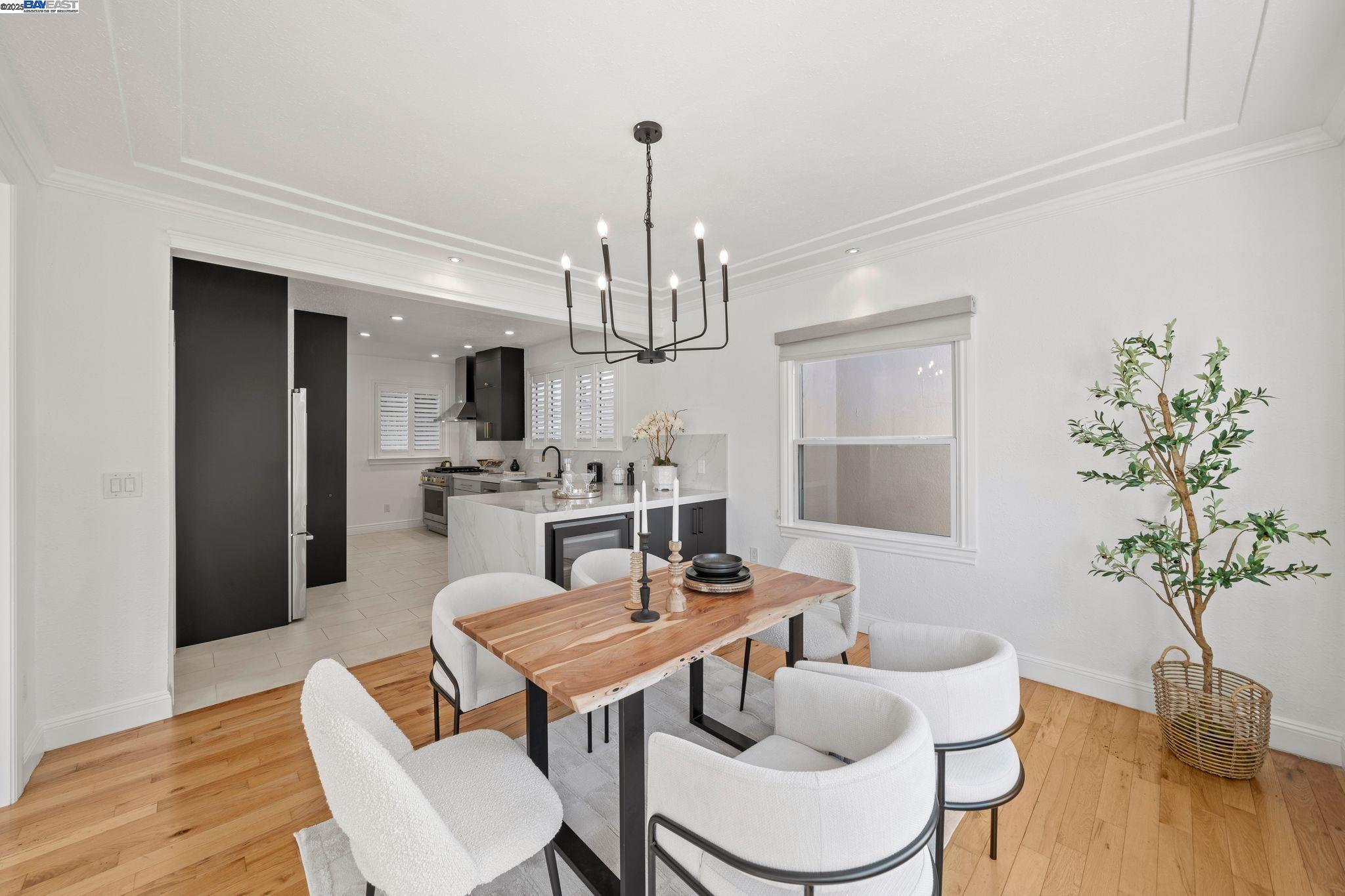 Detail Gallery Image 10 of 34 For 2215 Park Blvd, Oakland,  CA 94606 - 3 Beds | 2/1 Baths