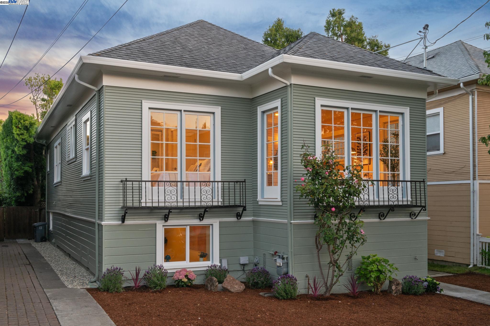Detail Gallery Image 1 of 1 For 2204 Prince Street, Berkeley,  CA 94705 - 3 Beds | 2 Baths
