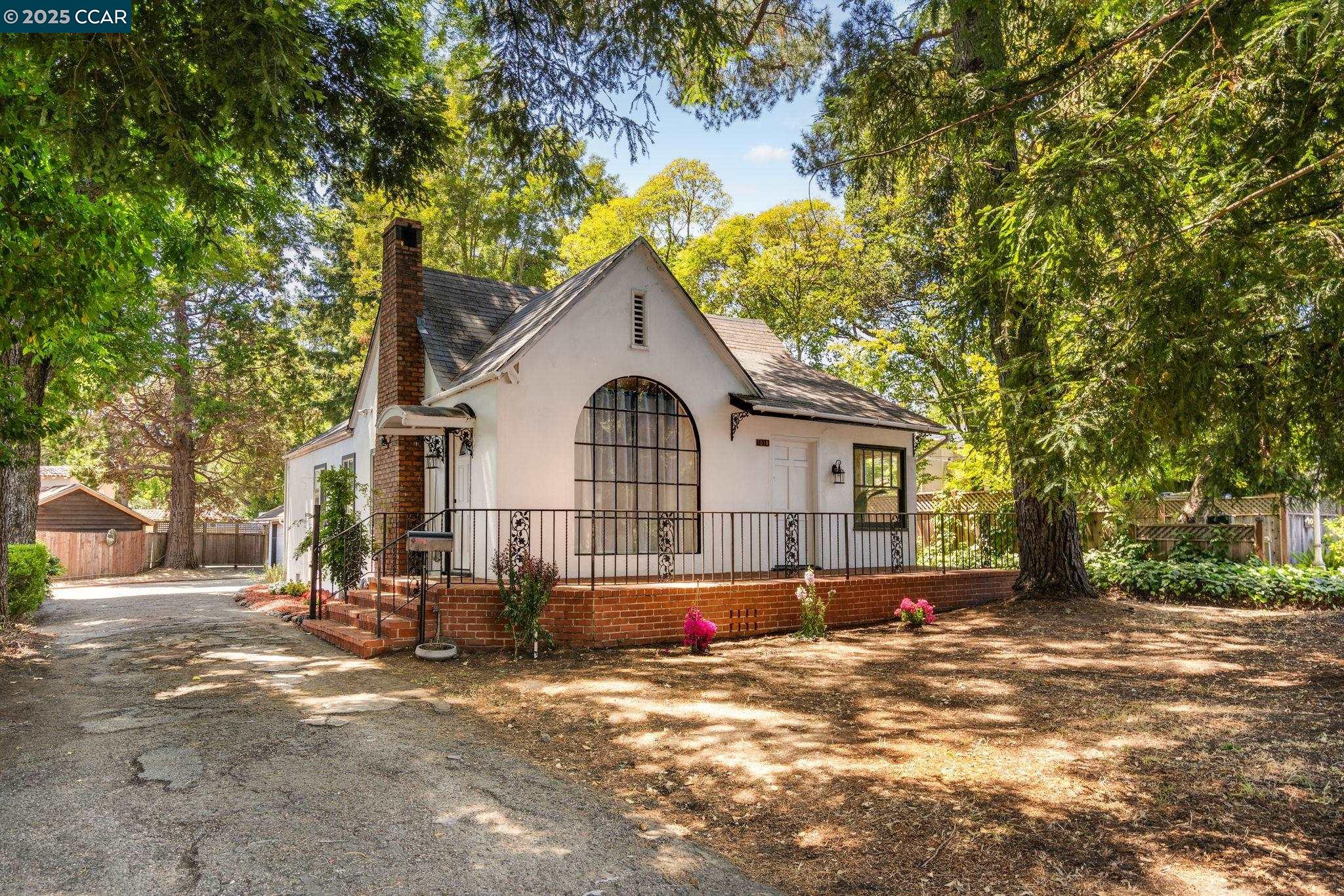 Detail Gallery Image 1 of 29 For 1019 Sir Francis Drake Blvd, San Anselmo,  CA 94960 - 2 Beds | 1/1 Baths