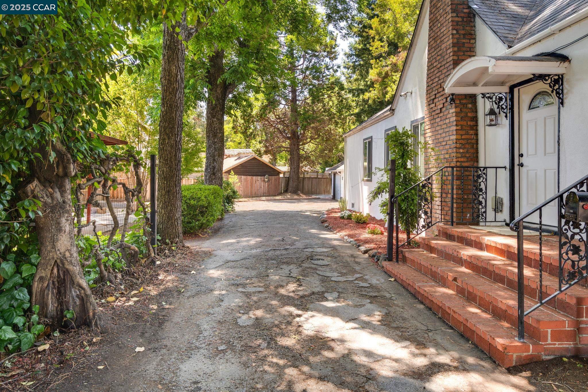 Detail Gallery Image 2 of 29 For 1019 Sir Francis Drake Blvd, San Anselmo,  CA 94960 - 2 Beds | 1/1 Baths