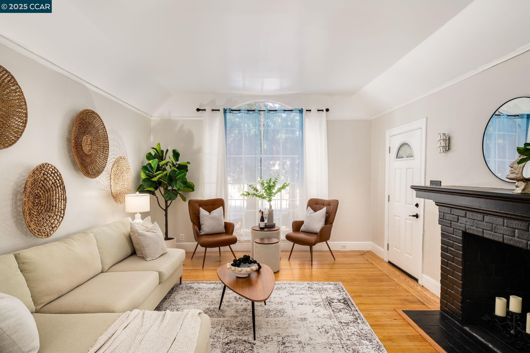 Detail Gallery Image 12 of 29 For 1019 Sir Francis Drake Blvd, San Anselmo,  CA 94960 - 2 Beds | 1/1 Baths