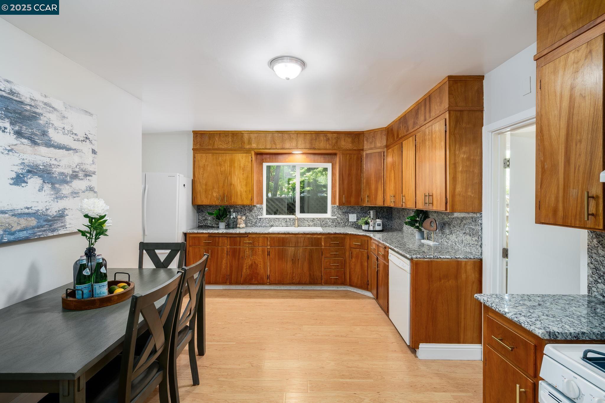 Detail Gallery Image 14 of 29 For 1019 Sir Francis Drake Blvd, San Anselmo,  CA 94960 - 2 Beds | 1/1 Baths