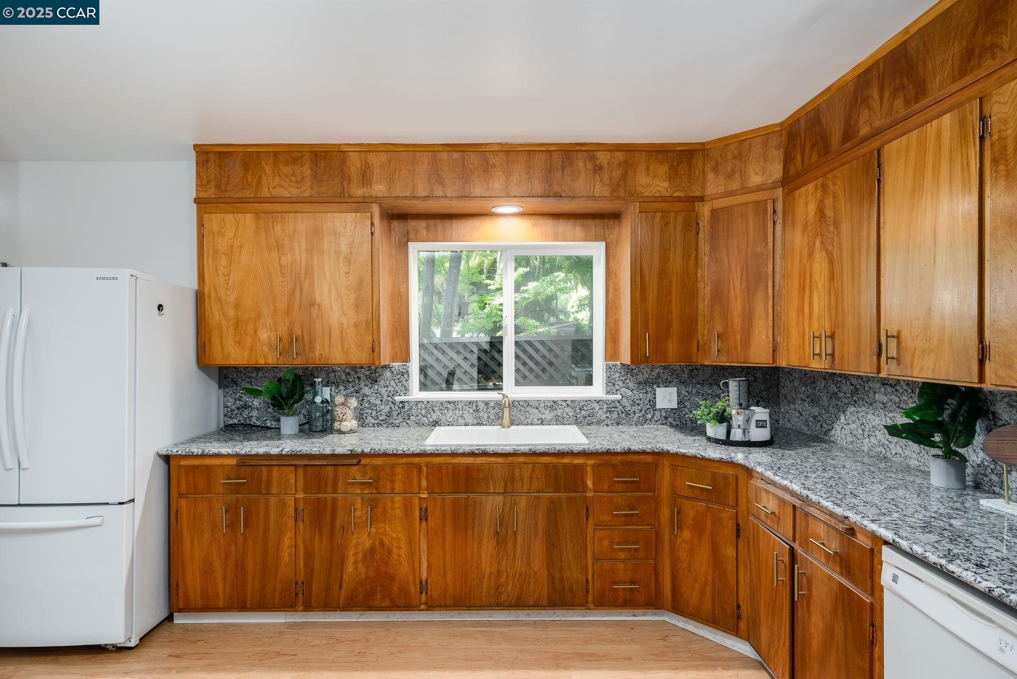Detail Gallery Image 15 of 29 For 1019 Sir Francis Drake Blvd, San Anselmo,  CA 94960 - 2 Beds | 1/1 Baths