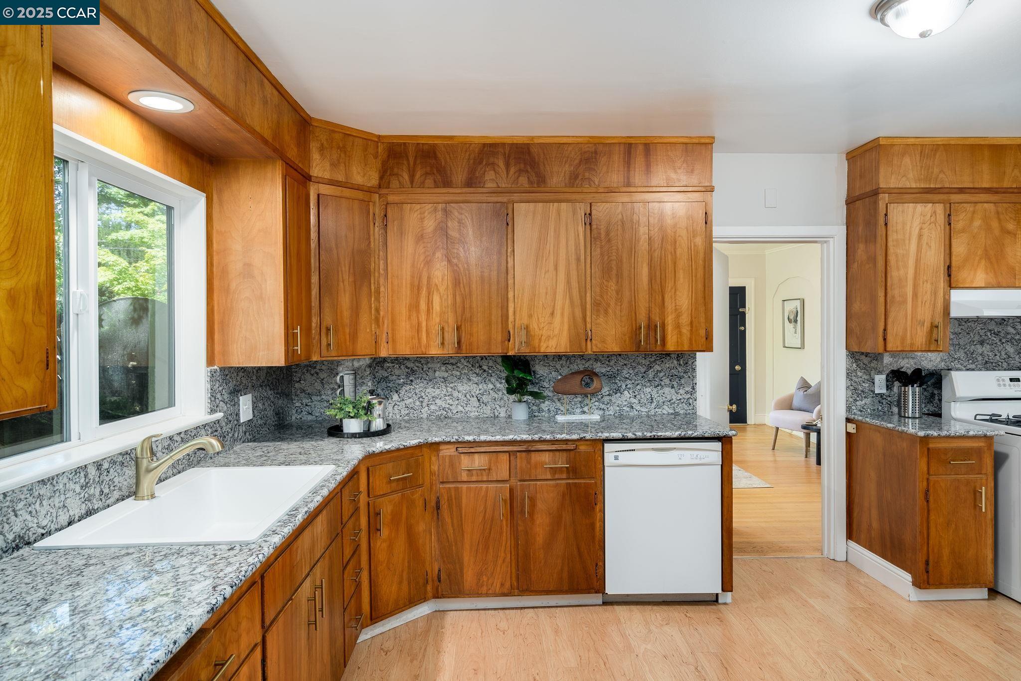 Detail Gallery Image 16 of 29 For 1019 Sir Francis Drake Blvd, San Anselmo,  CA 94960 - 2 Beds | 1/1 Baths