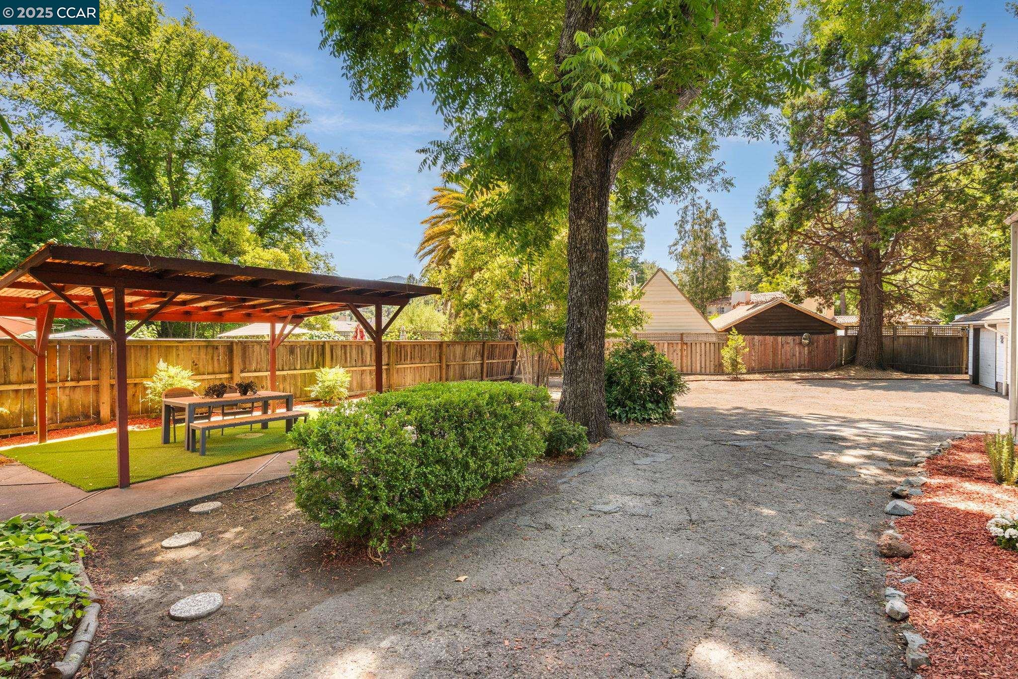 Detail Gallery Image 3 of 29 For 1019 Sir Francis Drake Blvd, San Anselmo,  CA 94960 - 2 Beds | 1/1 Baths