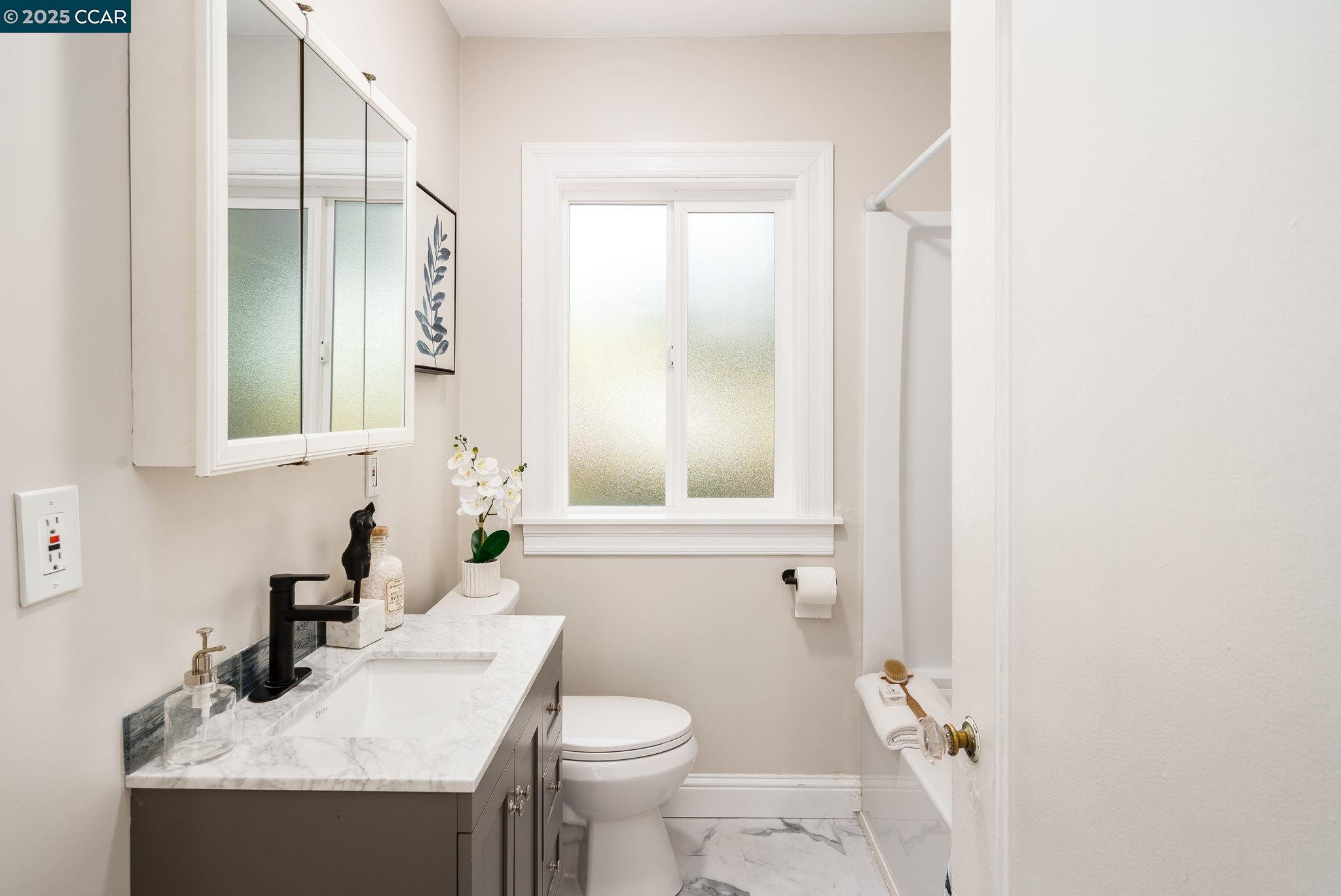 Detail Gallery Image 26 of 29 For 1019 Sir Francis Drake Blvd, San Anselmo,  CA 94960 - 2 Beds | 1/1 Baths