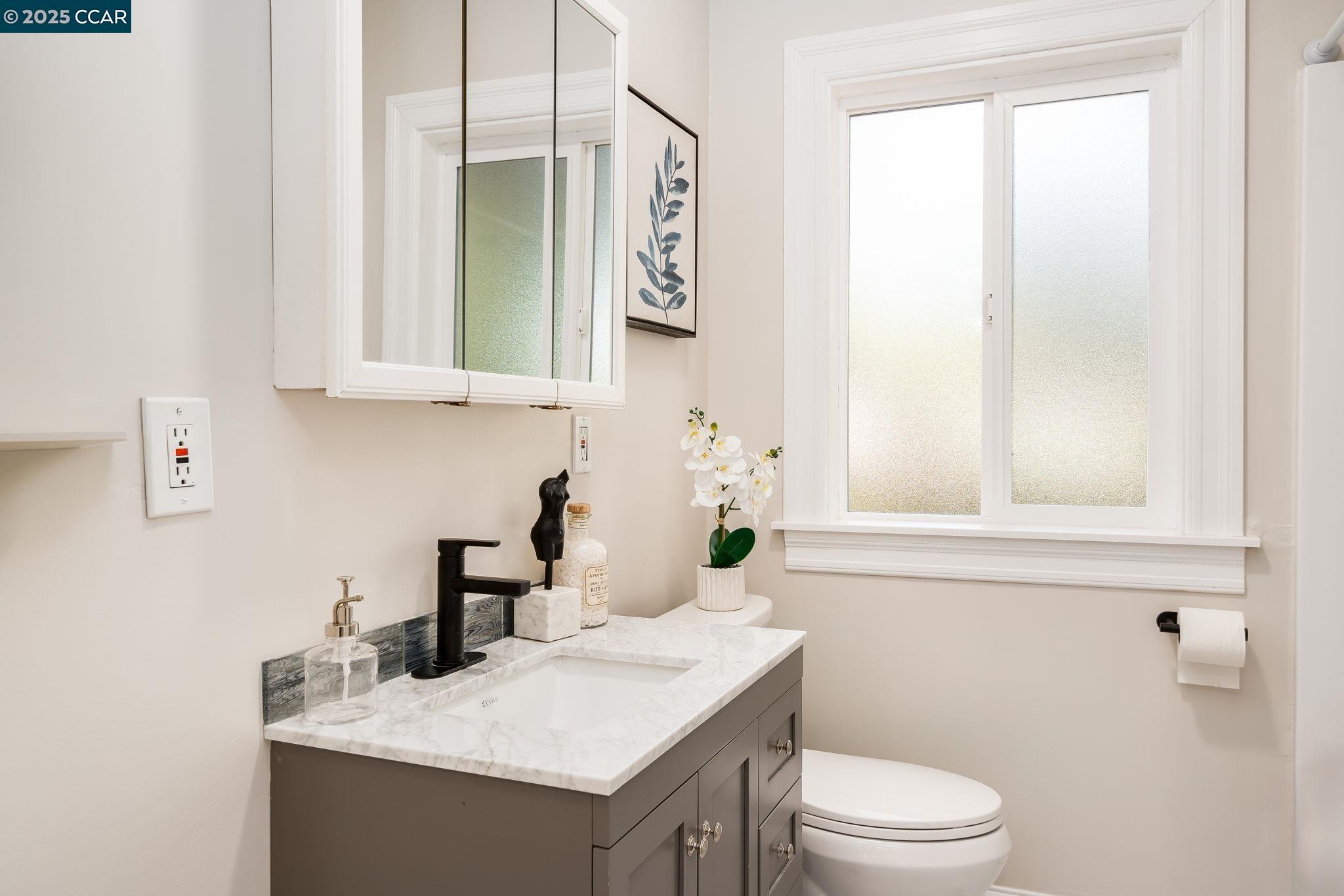 Detail Gallery Image 27 of 29 For 1019 Sir Francis Drake Blvd, San Anselmo,  CA 94960 - 2 Beds | 1/1 Baths