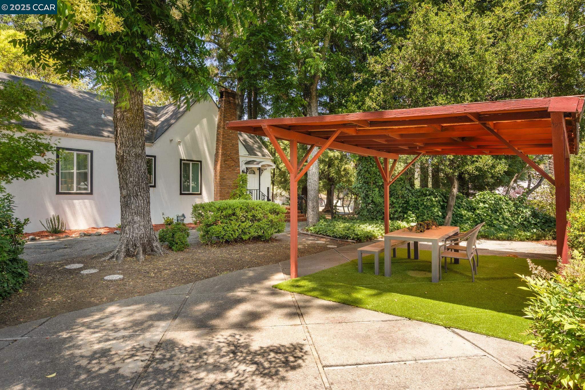 Detail Gallery Image 4 of 29 For 1019 Sir Francis Drake Blvd, San Anselmo,  CA 94960 - 2 Beds | 1/1 Baths