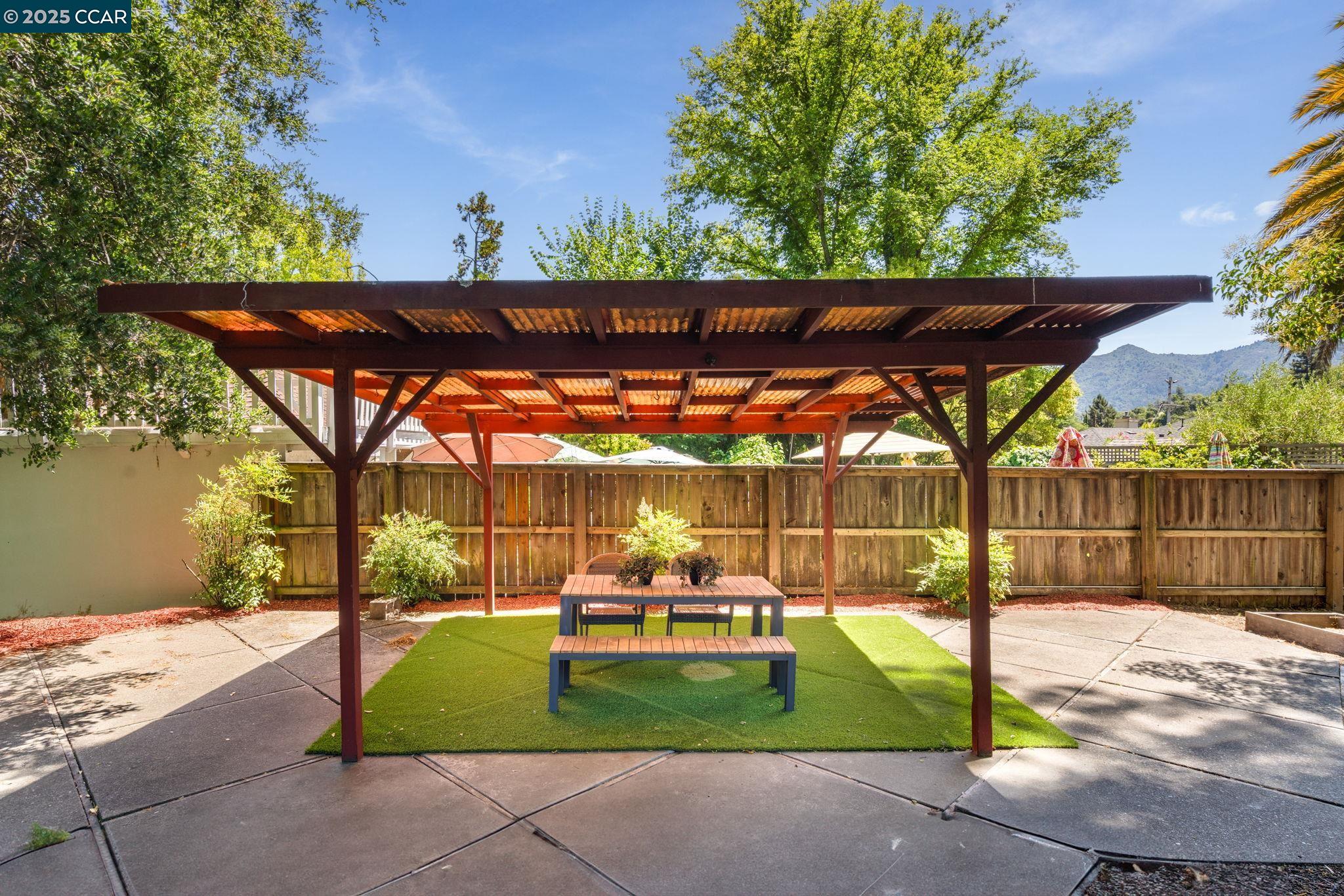 Detail Gallery Image 5 of 29 For 1019 Sir Francis Drake Blvd, San Anselmo,  CA 94960 - 2 Beds | 1/1 Baths