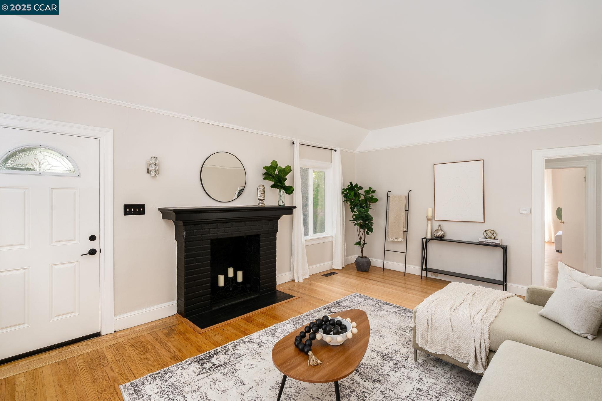 Detail Gallery Image 10 of 29 For 1019 Sir Francis Drake Blvd, San Anselmo,  CA 94960 - 2 Beds | 1/1 Baths