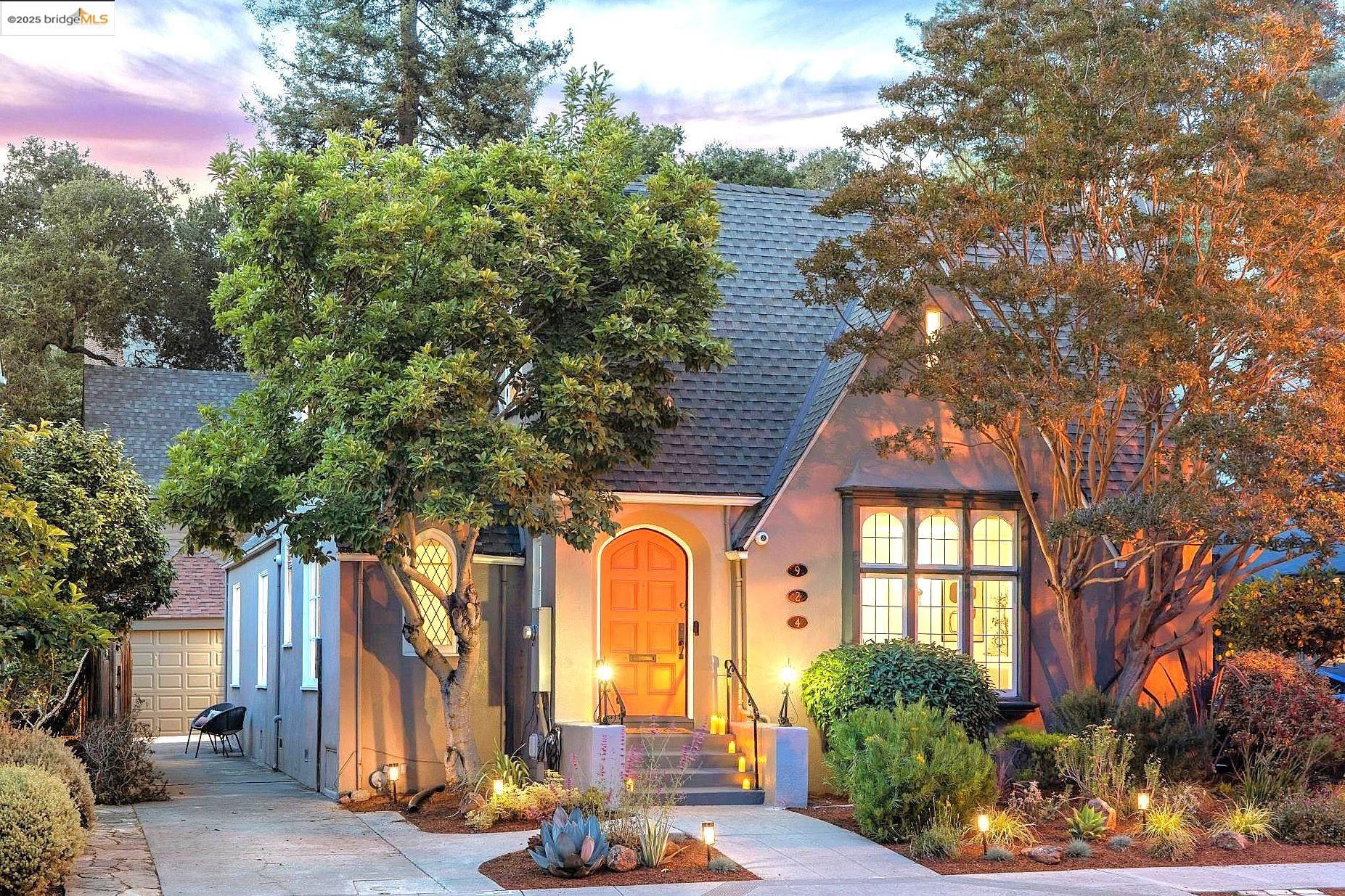 Detail Gallery Image 1 of 59 For 924 Trestle Glen Rd, Oakland,  CA 94610-2515 - 5 Beds | 2 Baths