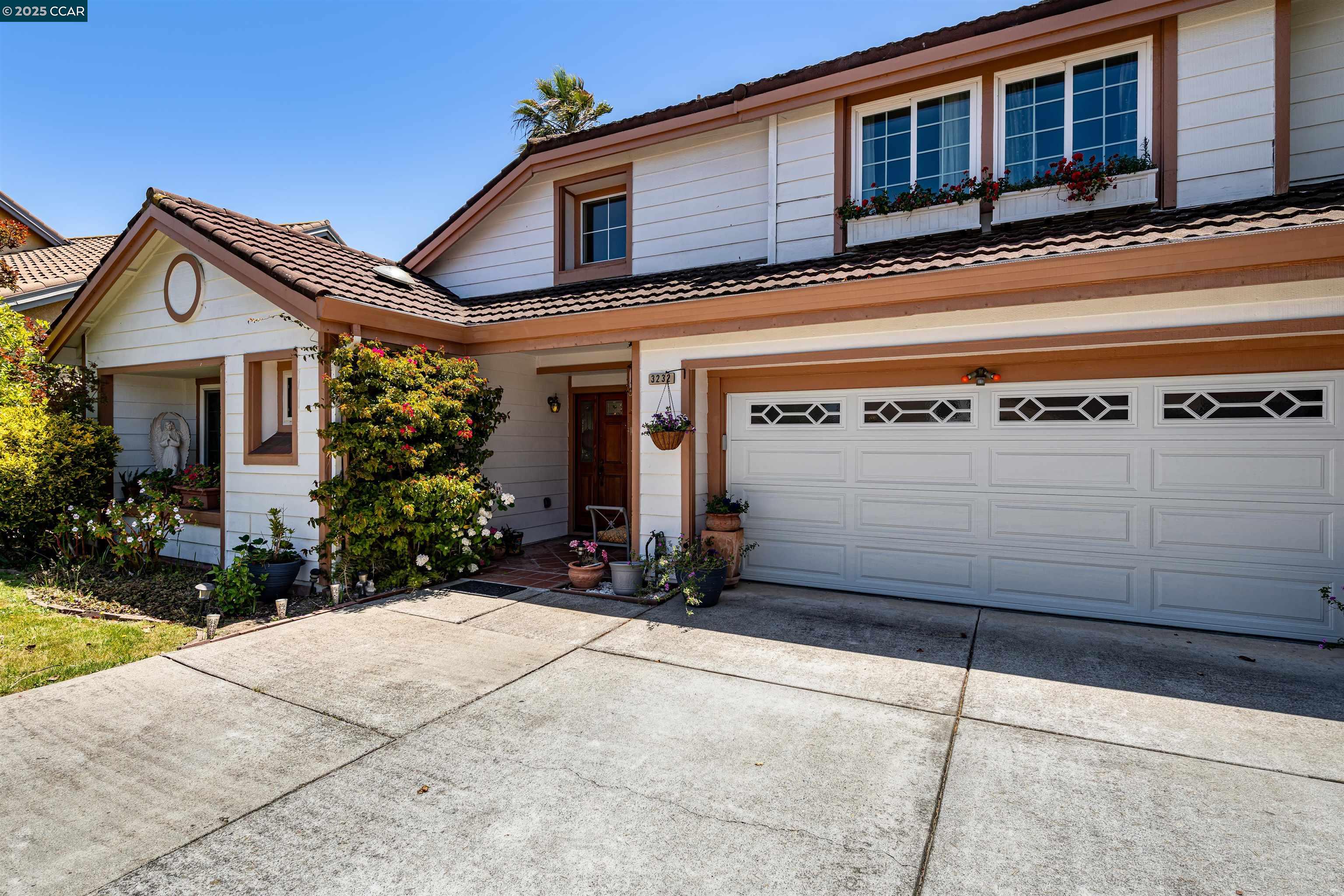 Detail Gallery Image 4 of 53 For 3232 Highpointe Ct, Richmond,  CA 94806 - 4 Beds | 3 Baths