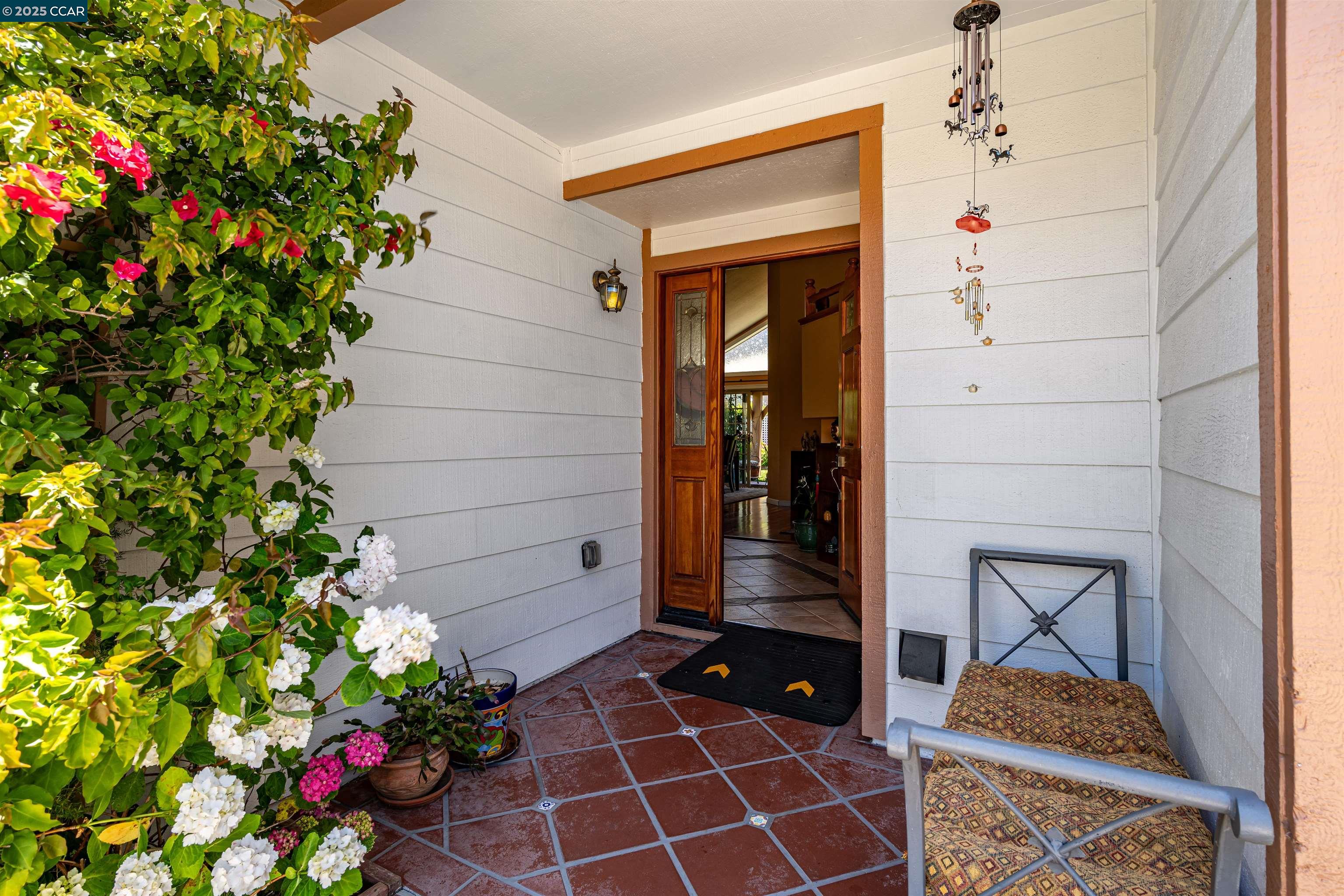 Detail Gallery Image 5 of 53 For 3232 Highpointe Ct, Richmond,  CA 94806 - 4 Beds | 3 Baths