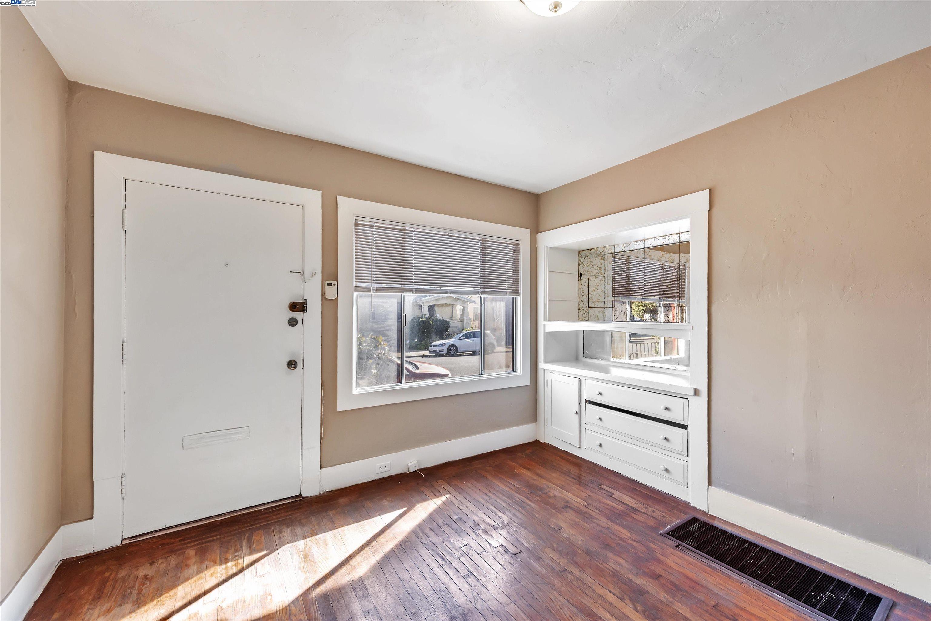 Detail Gallery Image 3 of 15 For 6033 Foothill Blvd, Oakland,  CA 94605 - – Beds | – Baths