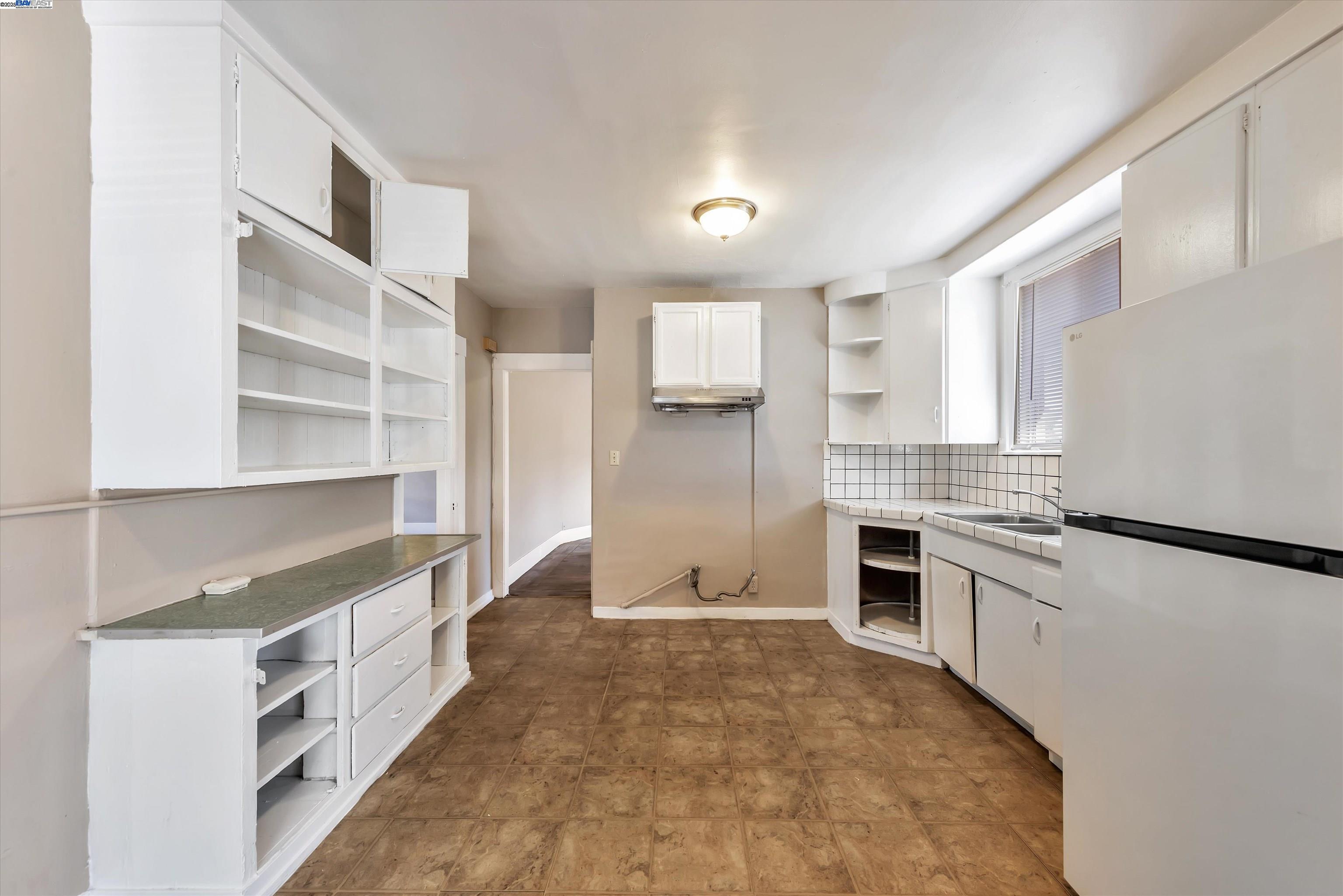Detail Gallery Image 4 of 15 For 6033 Foothill Blvd, Oakland,  CA 94605 - – Beds | – Baths