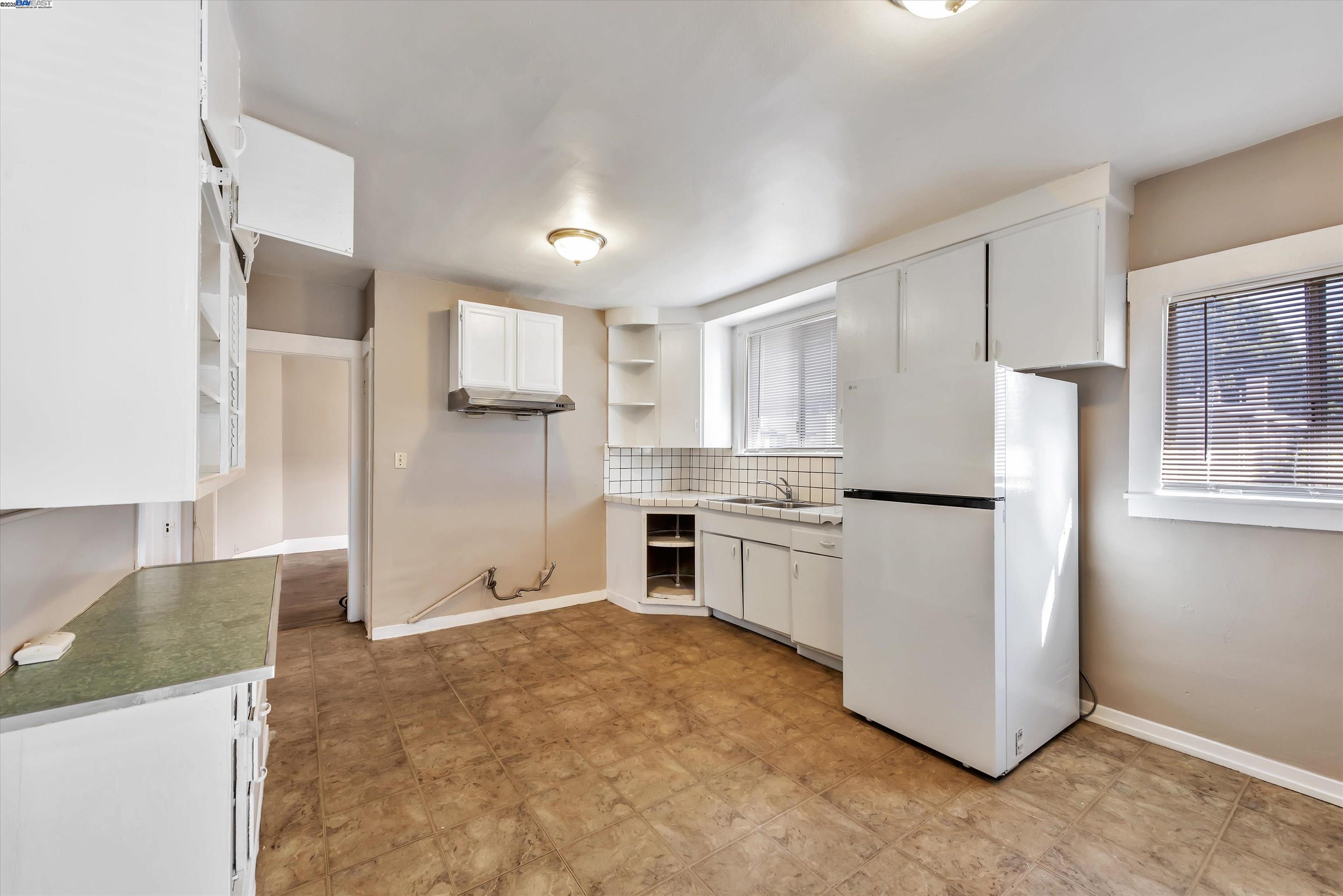 Detail Gallery Image 5 of 15 For 6033 Foothill Blvd, Oakland,  CA 94605 - – Beds | – Baths