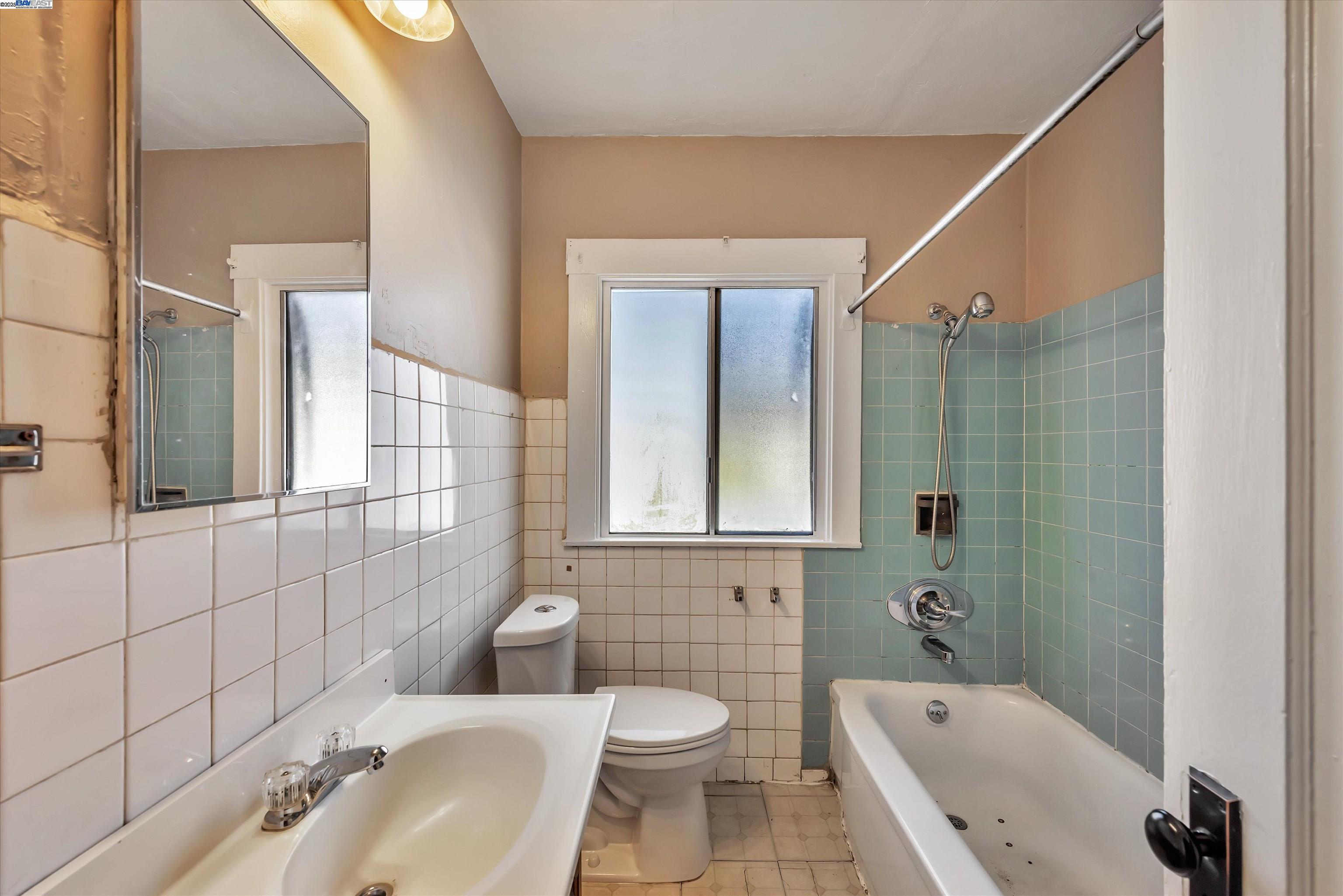 Detail Gallery Image 6 of 15 For 6033 Foothill Blvd, Oakland,  CA 94605 - – Beds | – Baths