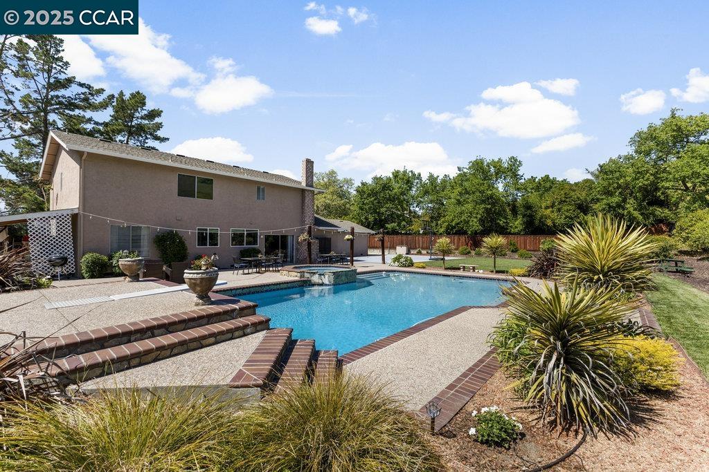 Detail Gallery Image 7 of 49 For 316 Zamora Pl, Danville,  CA 94526 - 5 Beds | 2/1 Baths