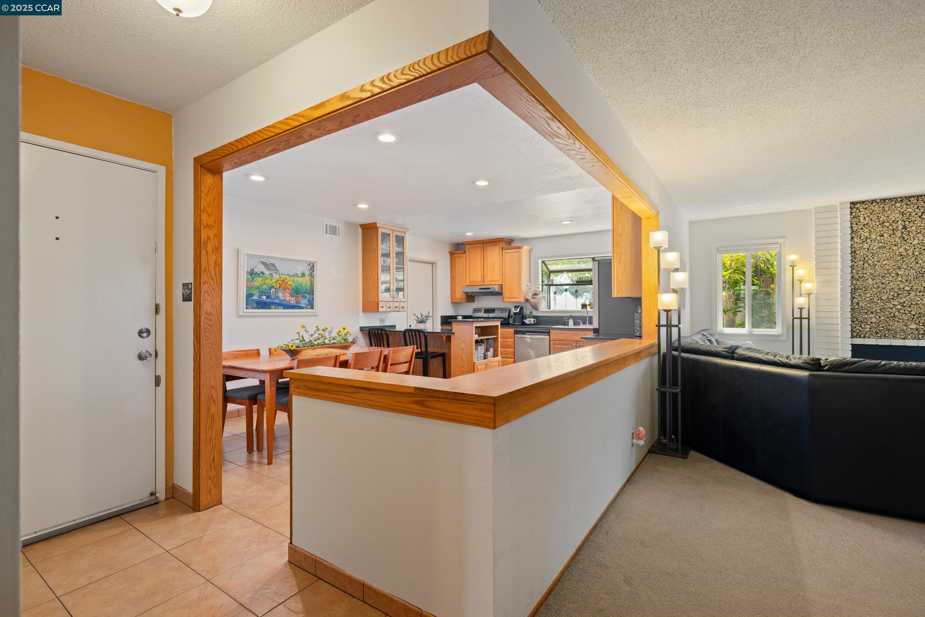 Detail Gallery Image 2 of 34 For 925 Tara Hills Dr, Pinole,  CA 94564 - 3 Beds | 2 Baths