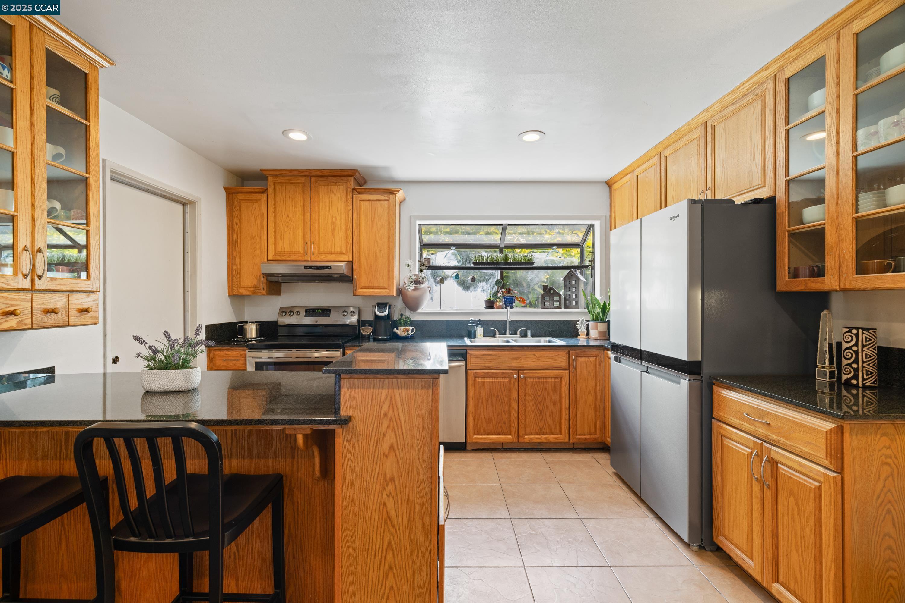 Detail Gallery Image 4 of 34 For 925 Tara Hills Dr, Pinole,  CA 94564 - 3 Beds | 2 Baths