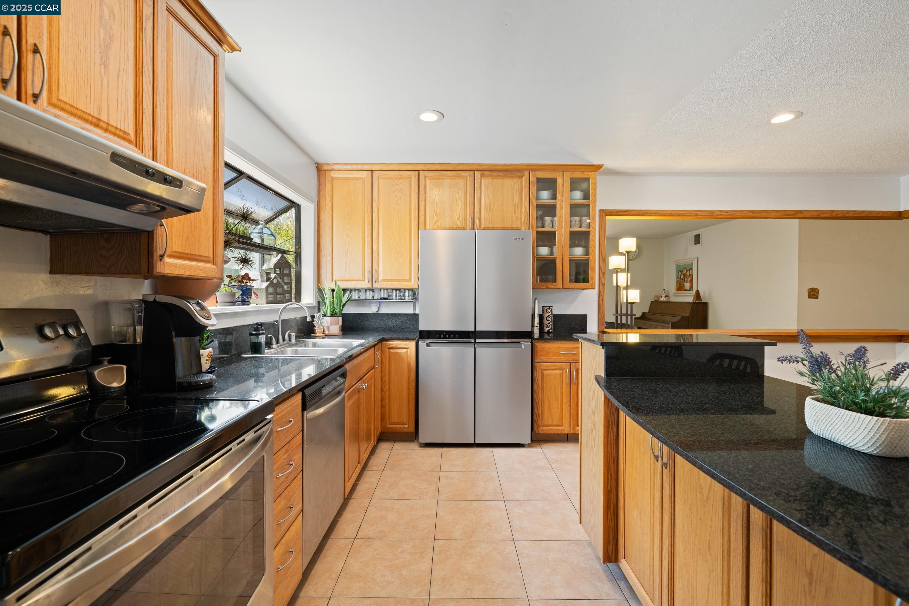 Detail Gallery Image 5 of 34 For 925 Tara Hills Dr, Pinole,  CA 94564 - 3 Beds | 2 Baths