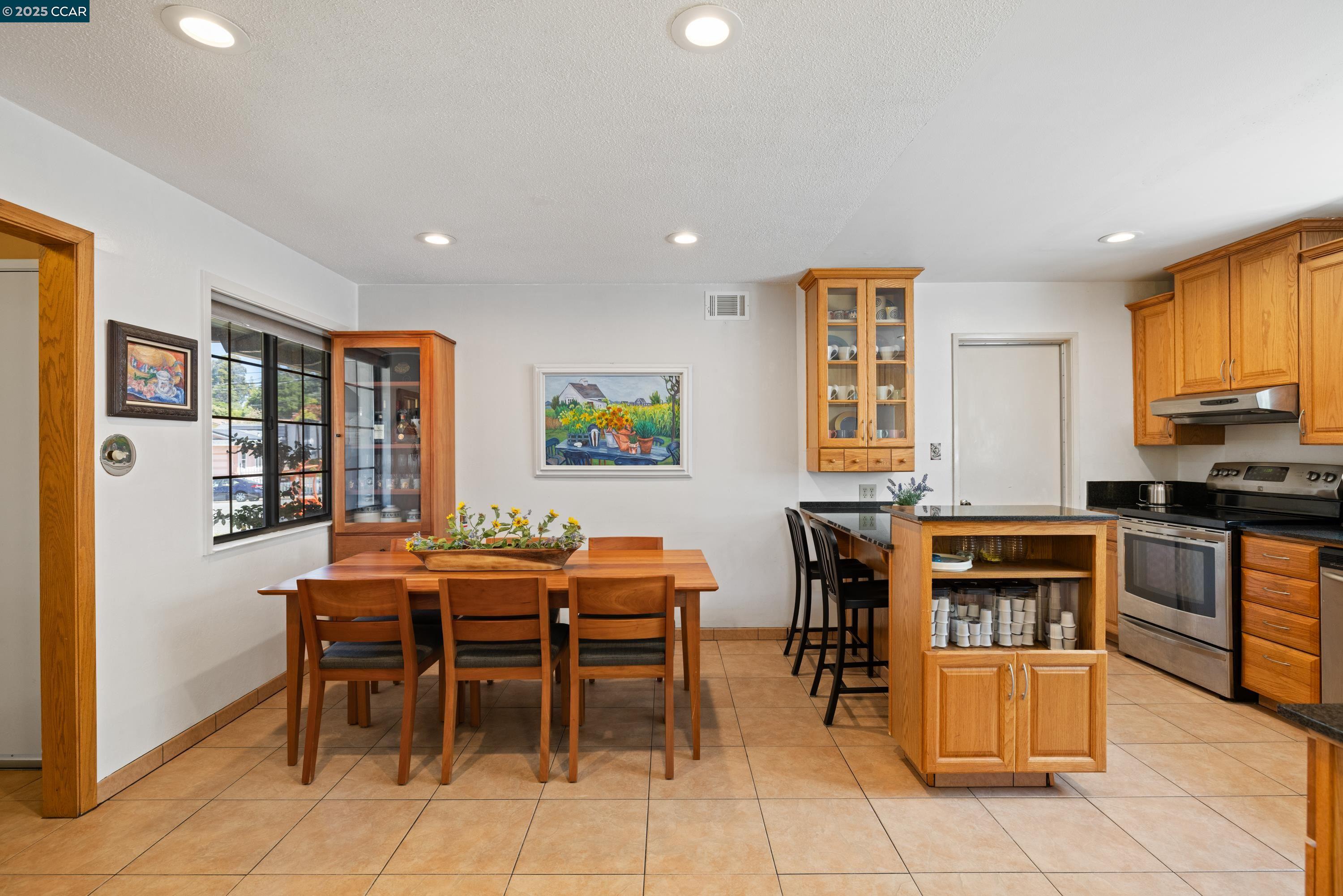 Detail Gallery Image 8 of 34 For 925 Tara Hills Dr, Pinole,  CA 94564 - 3 Beds | 2 Baths