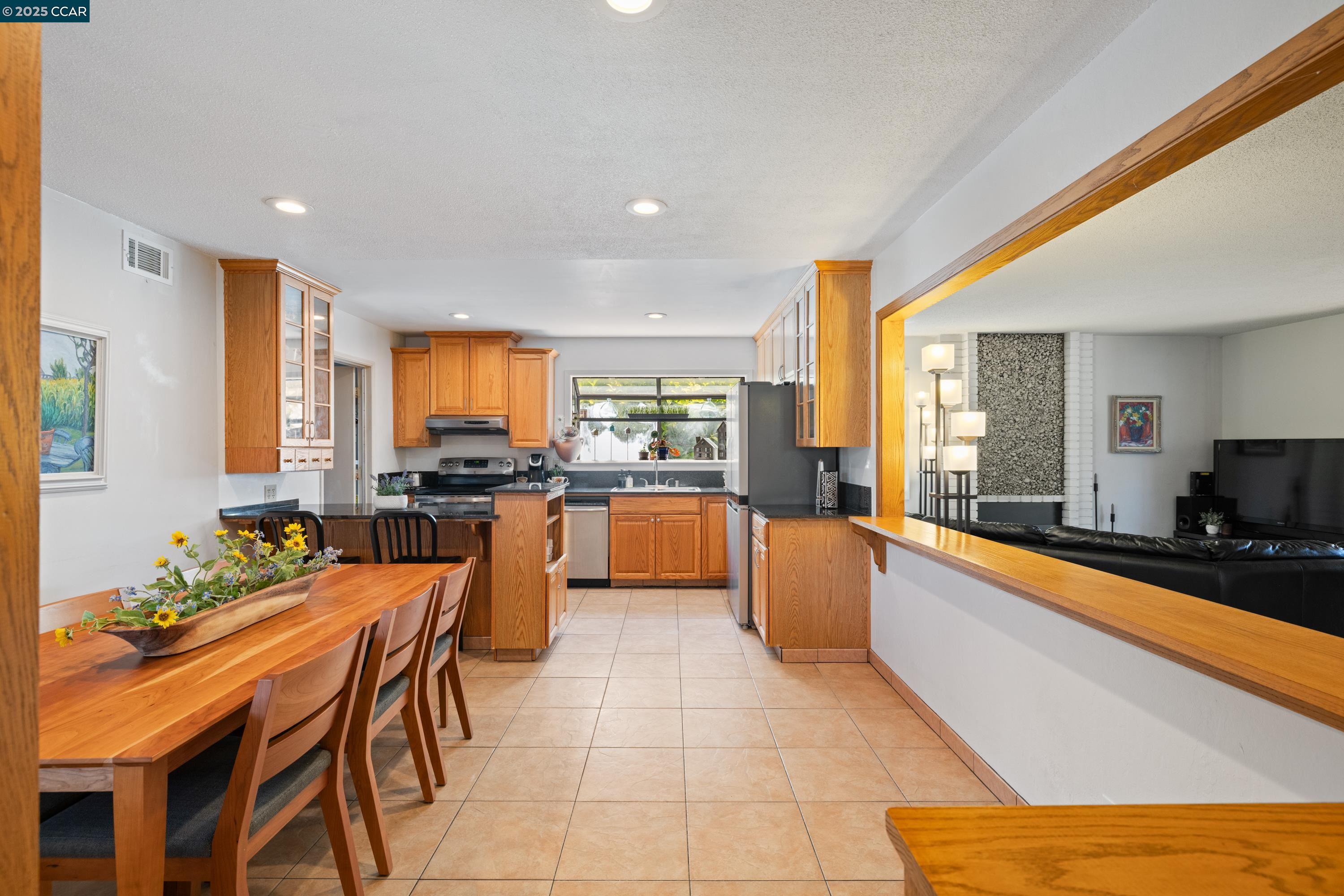 Detail Gallery Image 9 of 34 For 925 Tara Hills Dr, Pinole,  CA 94564 - 3 Beds | 2 Baths