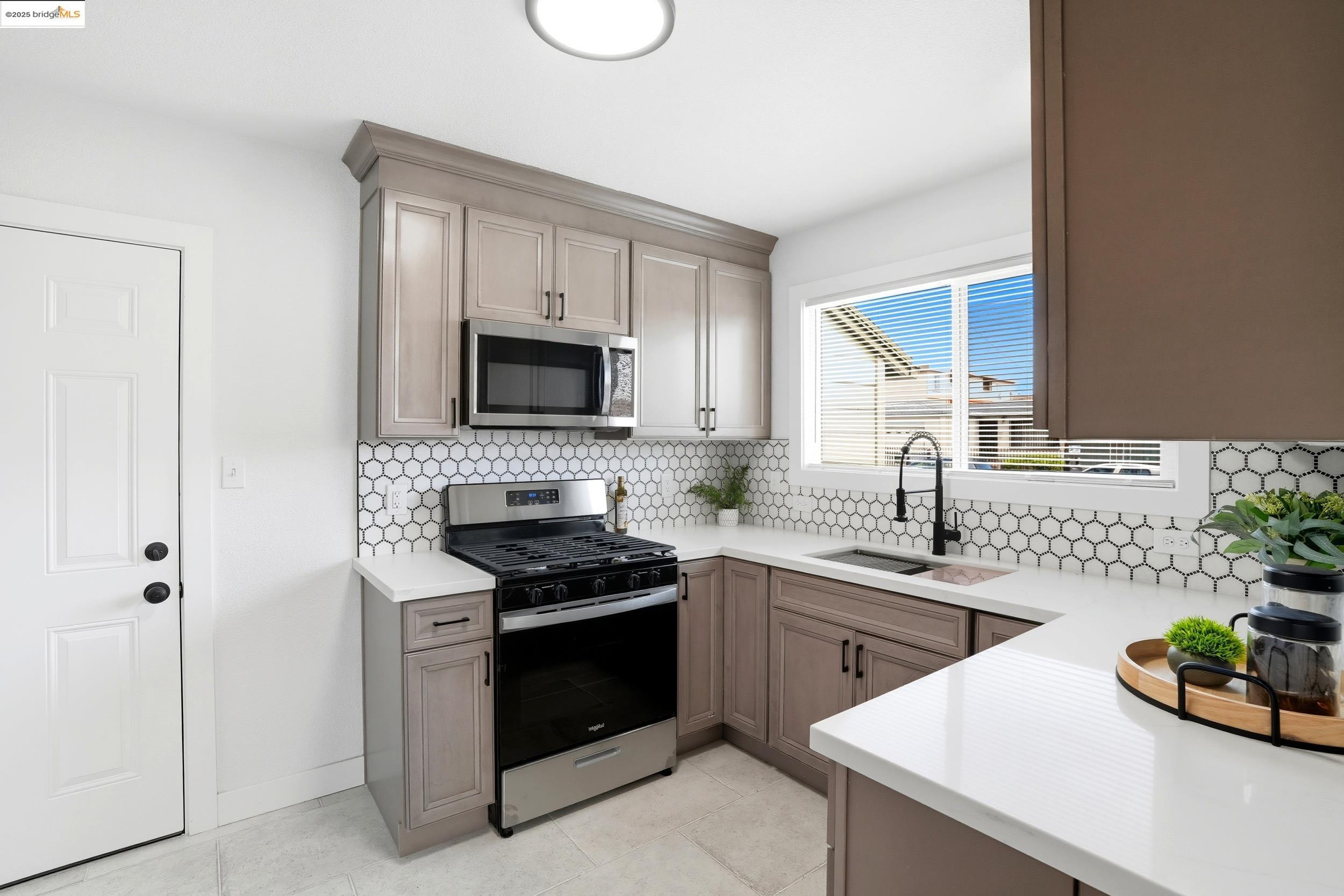 Detail Gallery Image 12 of 38 For 557 S 22nd St, Richmond,  CA 94804 - 3 Beds | 1 Baths