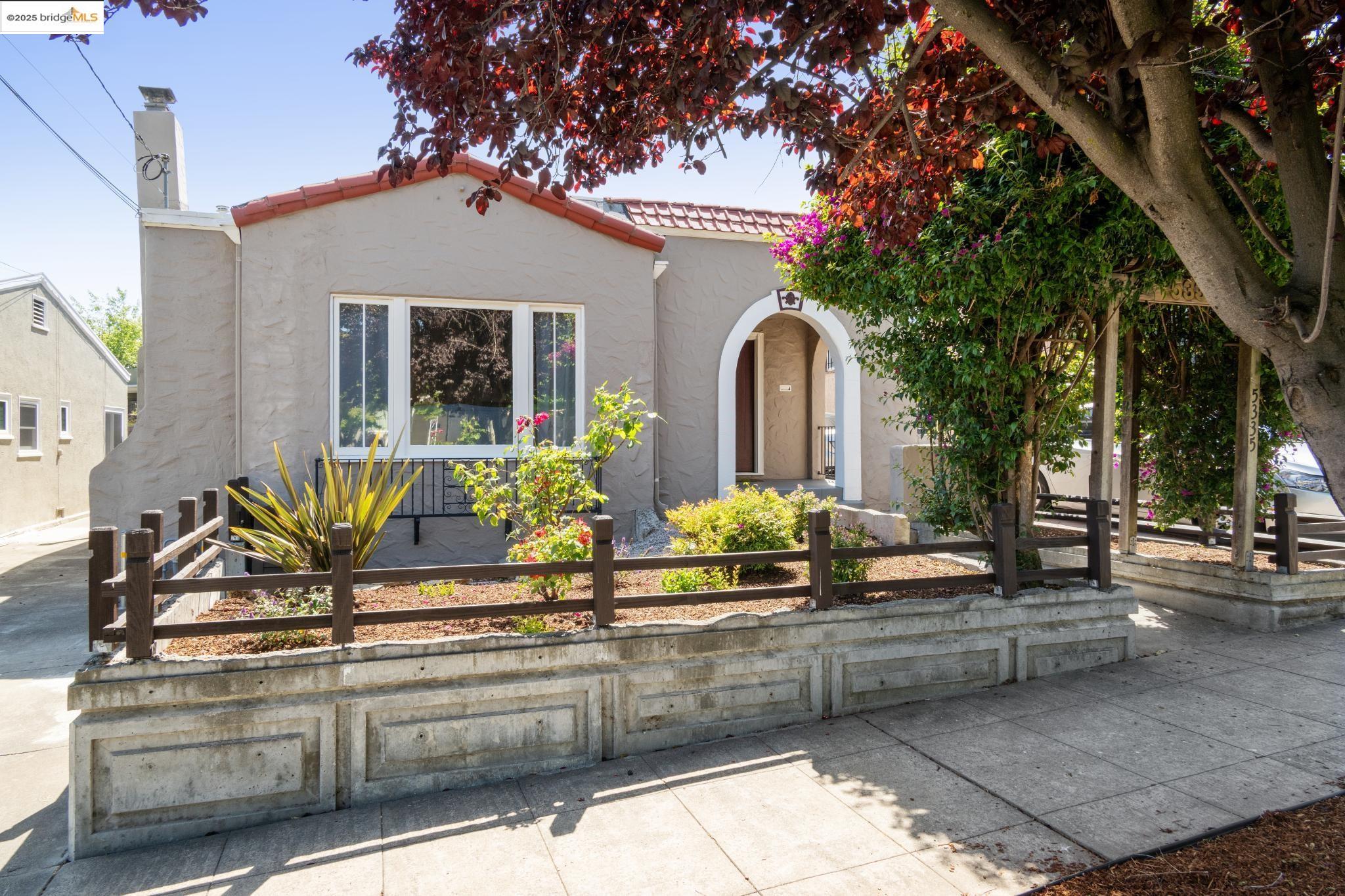 Detail Gallery Image 2 of 46 For 5335 Fleming Ave, Oakland,  CA 94619 - 3 Beds | 1 Baths