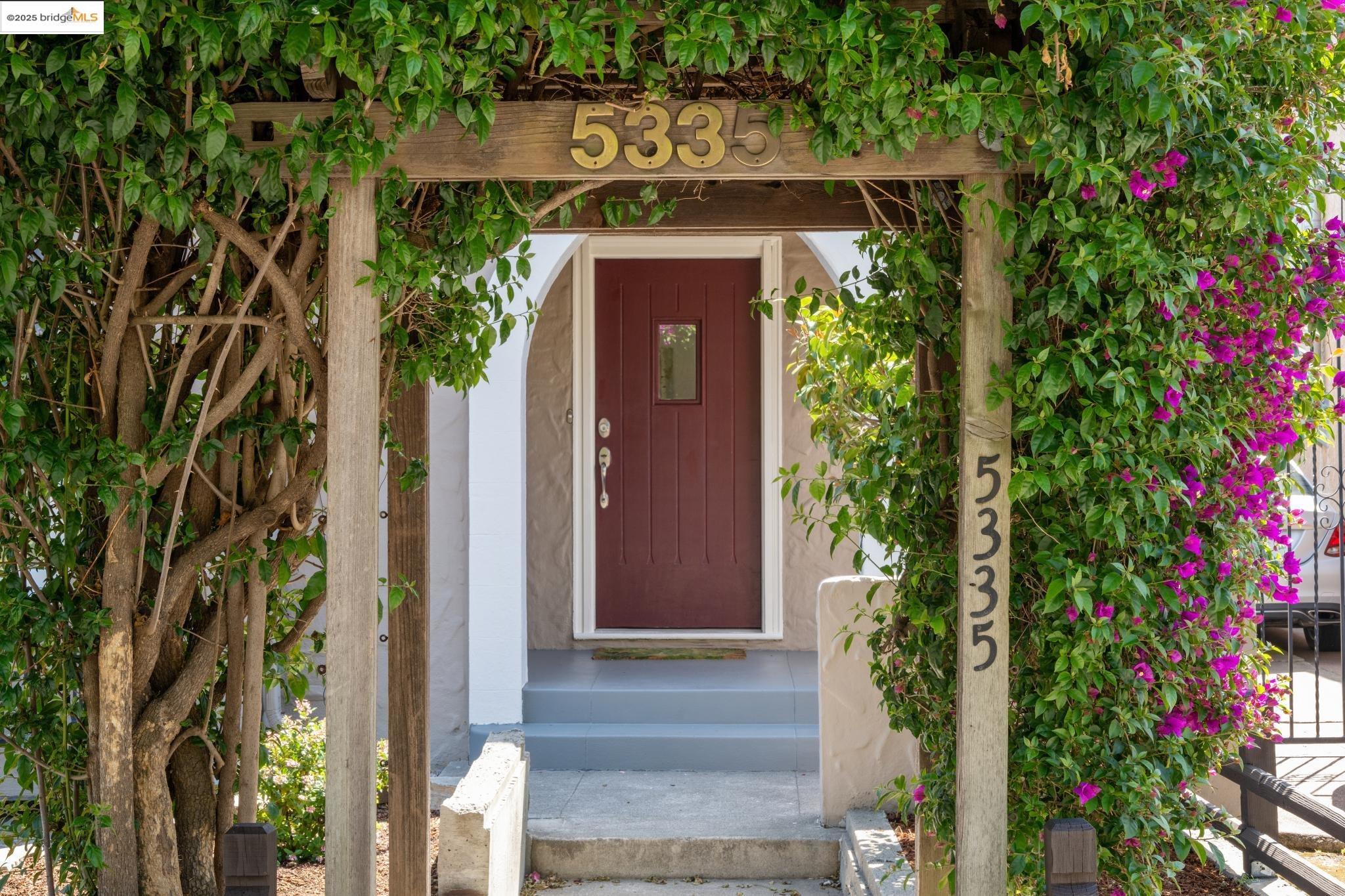 Detail Gallery Image 4 of 46 For 5335 Fleming Ave, Oakland,  CA 94619 - 3 Beds | 1 Baths