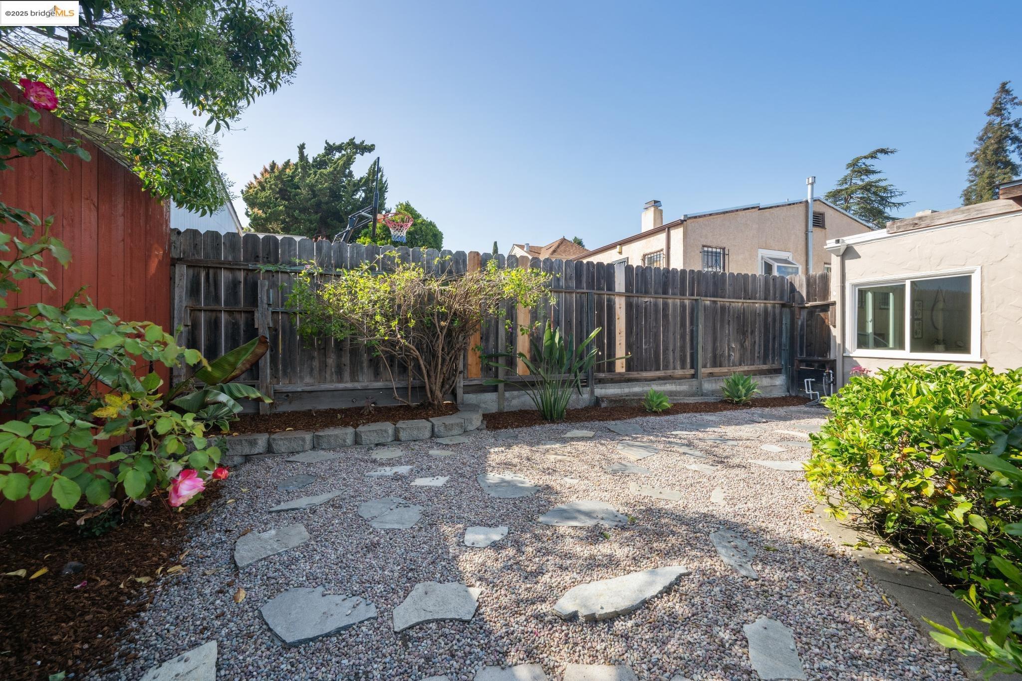 Detail Gallery Image 39 of 46 For 5335 Fleming Ave, Oakland,  CA 94619 - 3 Beds | 1 Baths