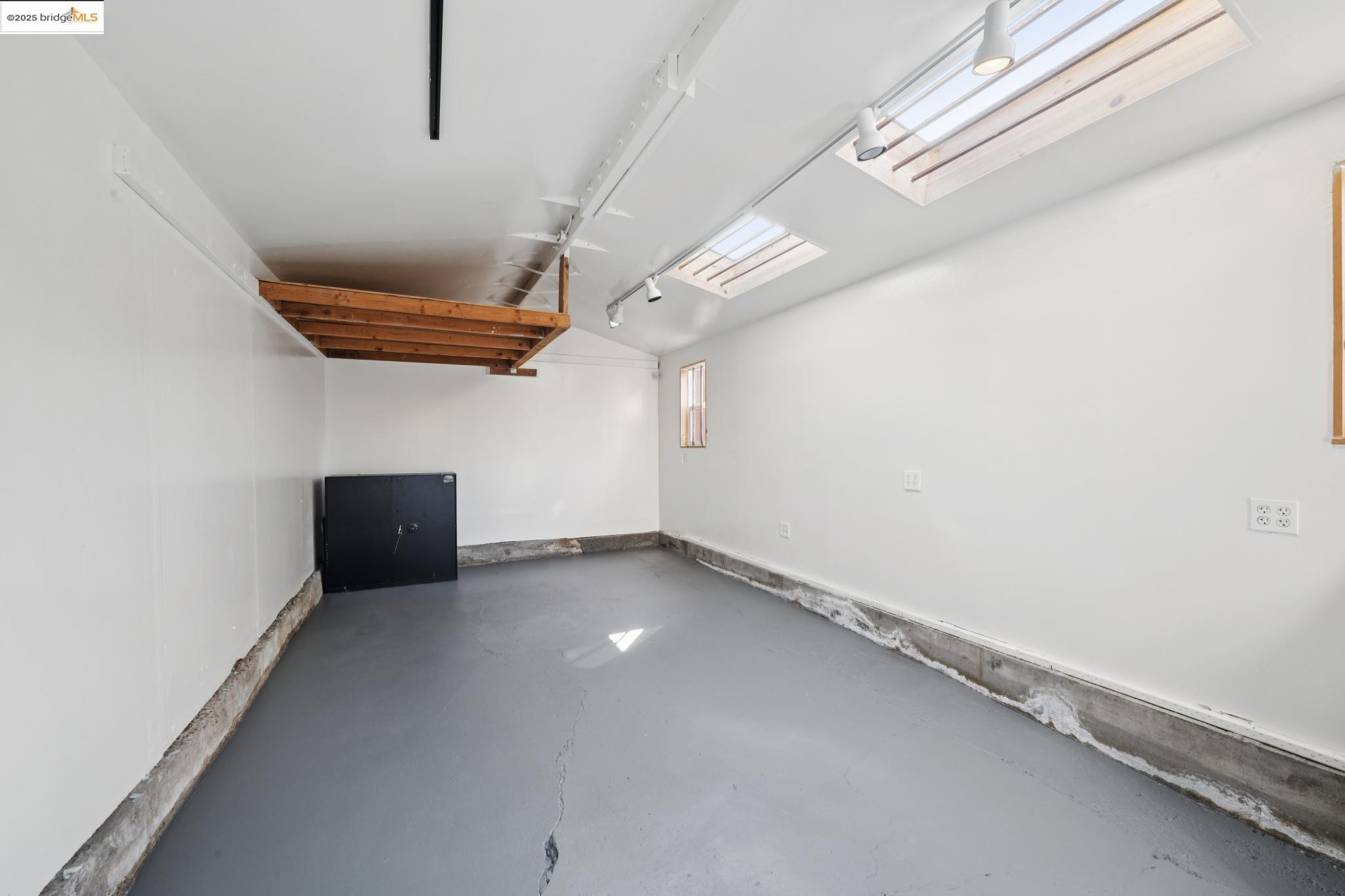 Detail Gallery Image 46 of 46 For 5335 Fleming Ave, Oakland,  CA 94619 - 3 Beds | 1 Baths