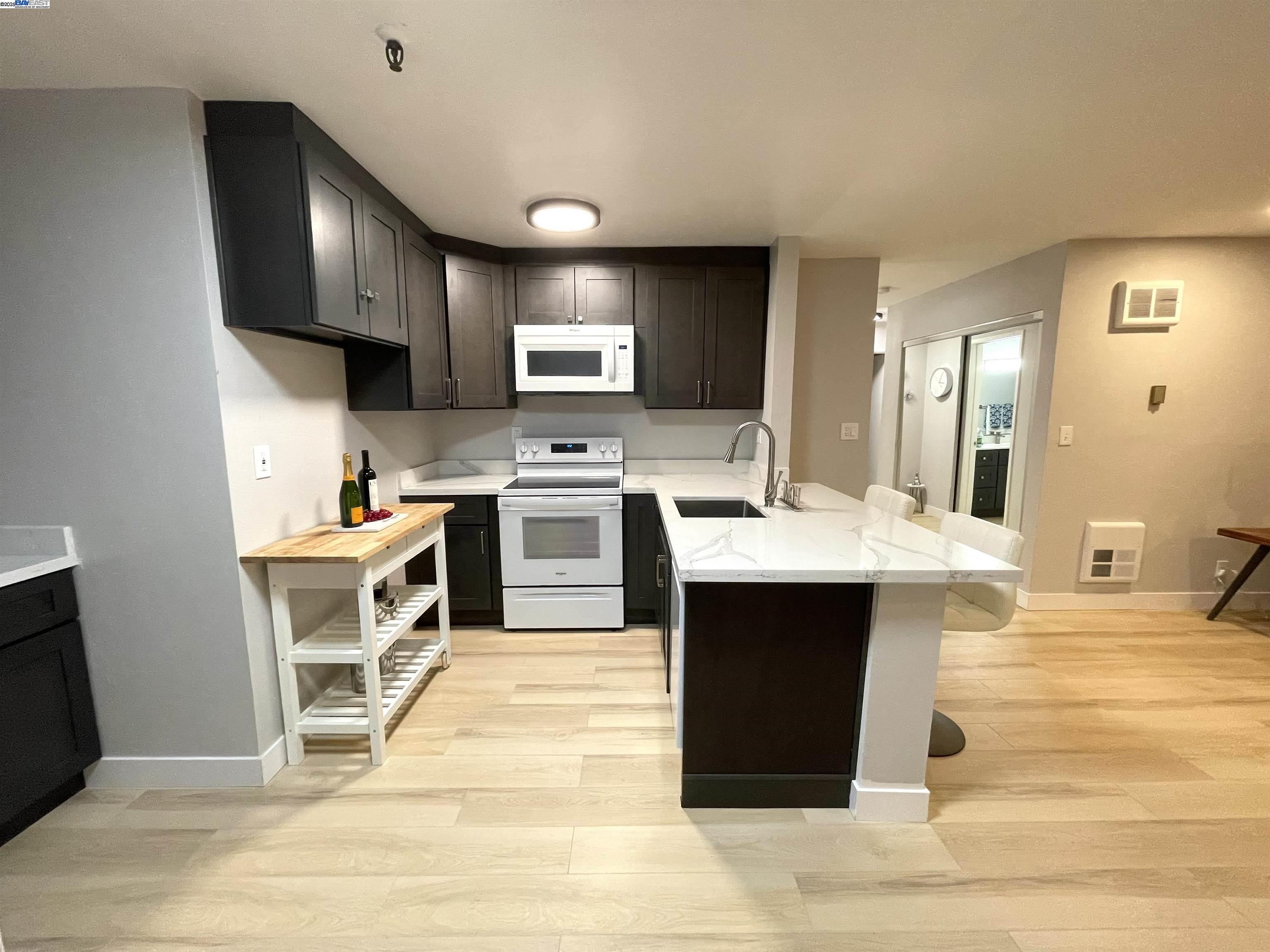 303 Adams St # 109, Oakland, California 94610, 2 Bedrooms Bedrooms, ,2 BathroomsBathrooms,Residential Lease,For Rent,303 Adams St # 109,41101420