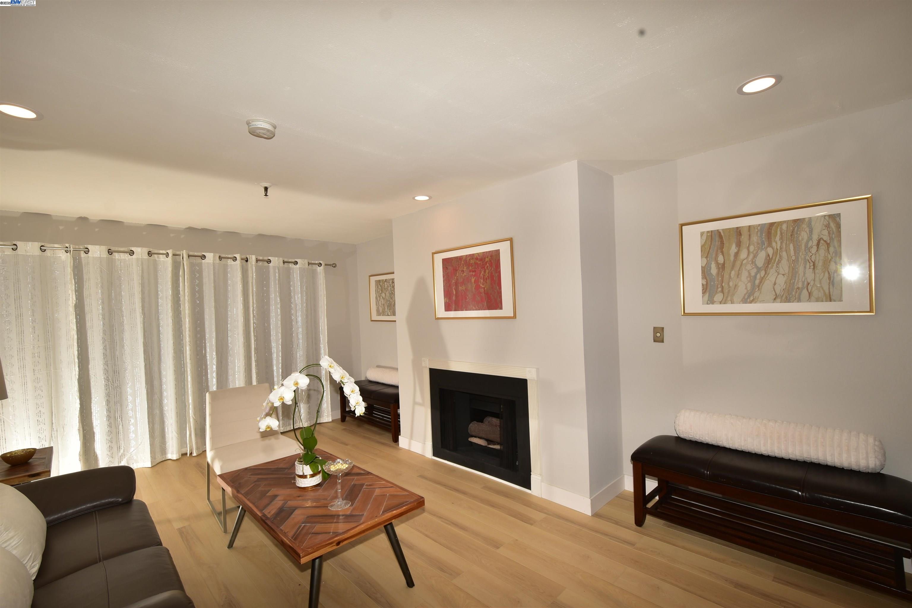 303 Adams St # 109, Oakland, California 94610, 2 Bedrooms Bedrooms, ,2 BathroomsBathrooms,Residential Lease,For Rent,303 Adams St # 109,41101420