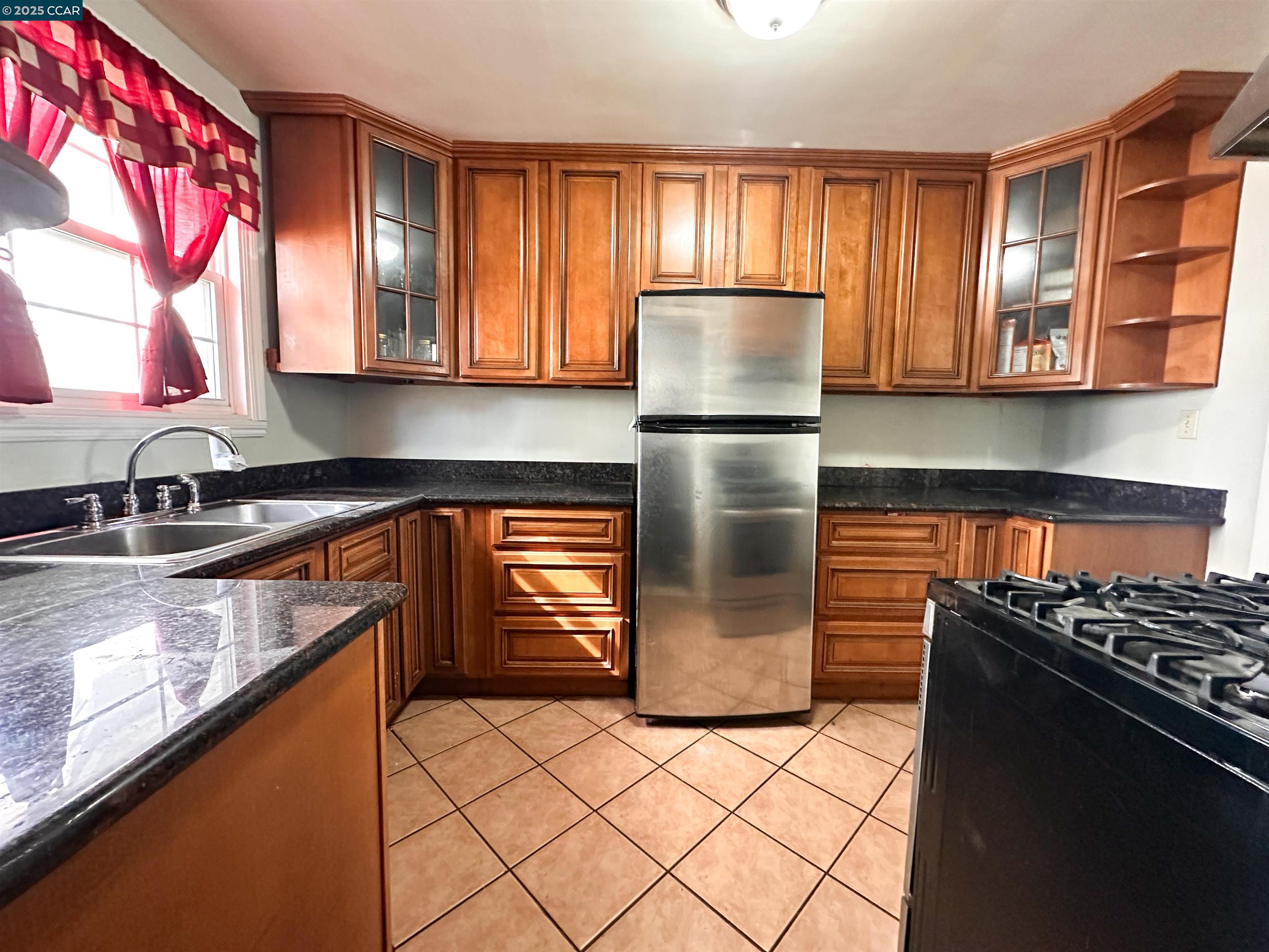 Detail Gallery Image 8 of 32 For 2041 84th Ave, Oakland,  CA 94621 - 2 Beds | 1 Baths