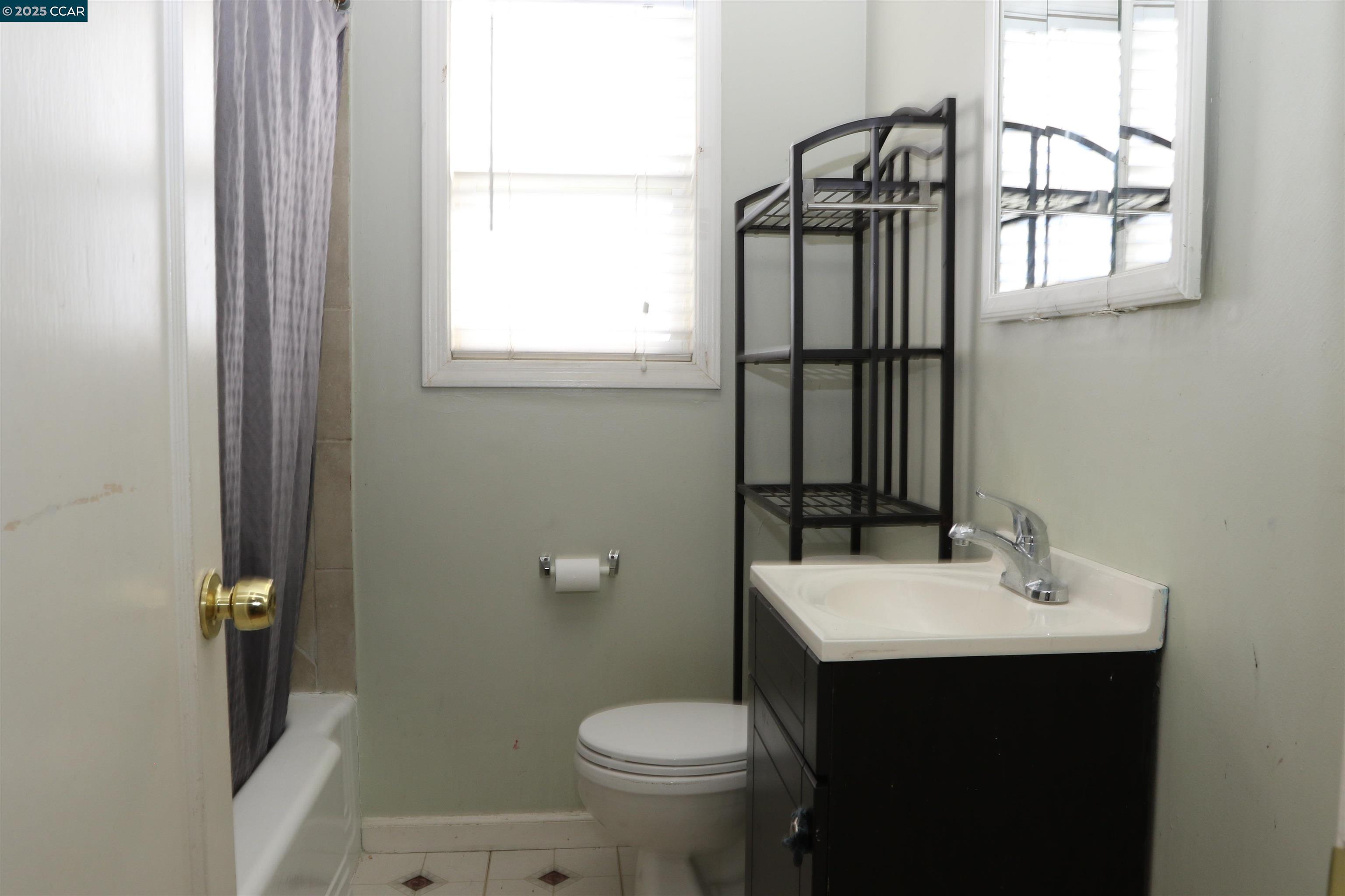 Detail Gallery Image 17 of 32 For 2041 84th Ave, Oakland,  CA 94621 - 2 Beds | 1 Baths