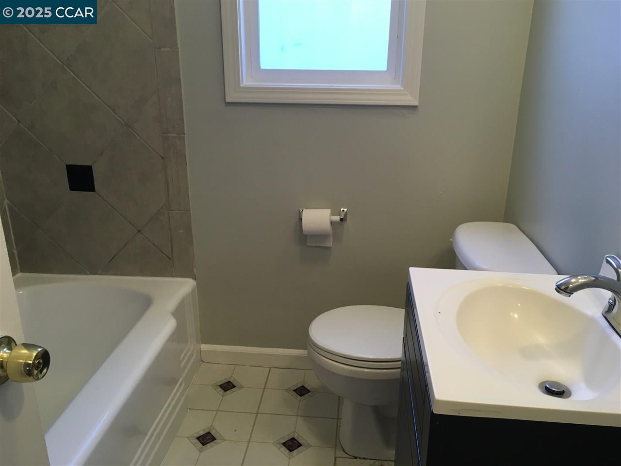 Detail Gallery Image 18 of 32 For 2041 84th Ave, Oakland,  CA 94621 - 2 Beds | 1 Baths