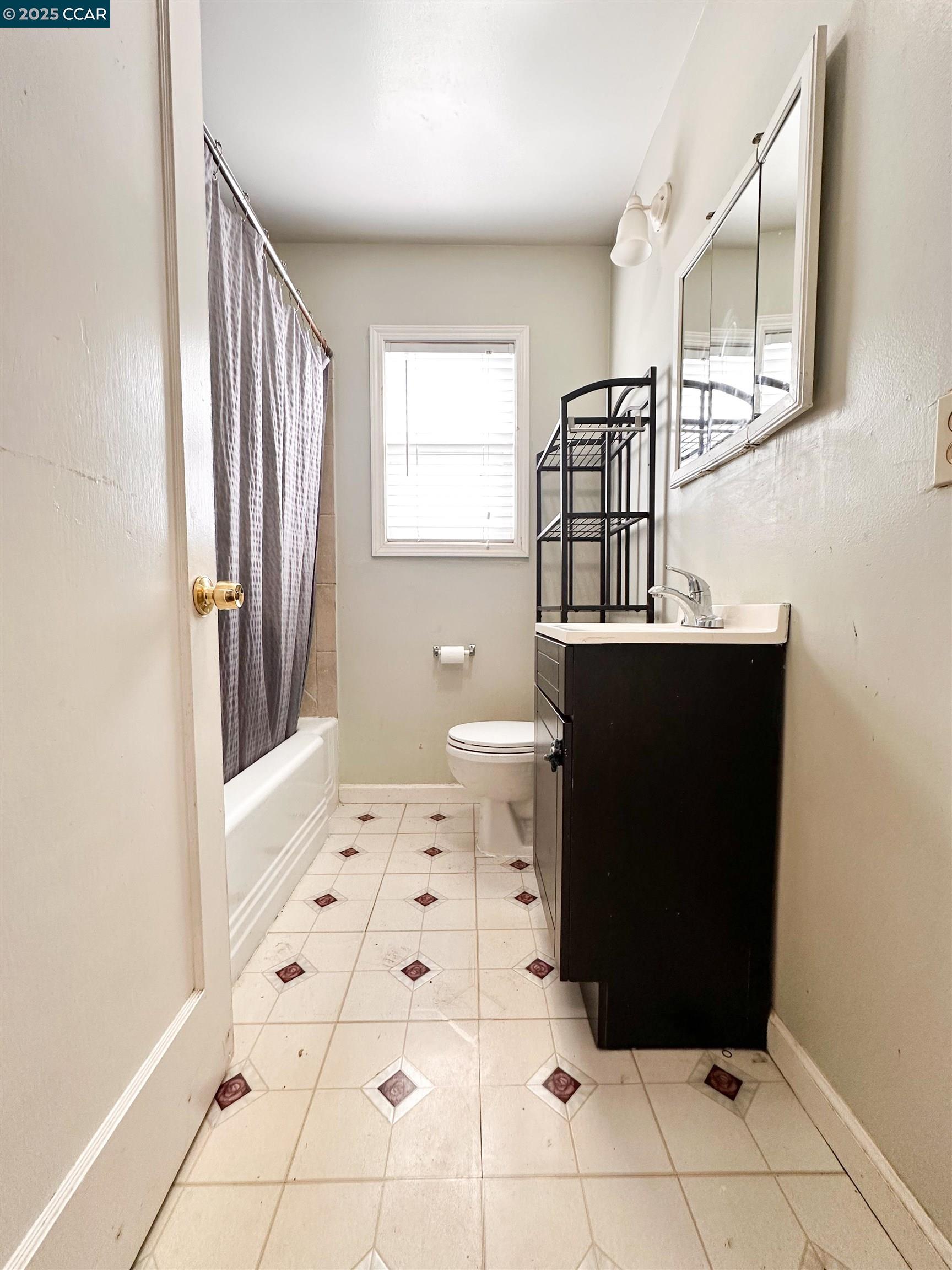 Detail Gallery Image 19 of 32 For 2041 84th Ave, Oakland,  CA 94621 - 2 Beds | 1 Baths