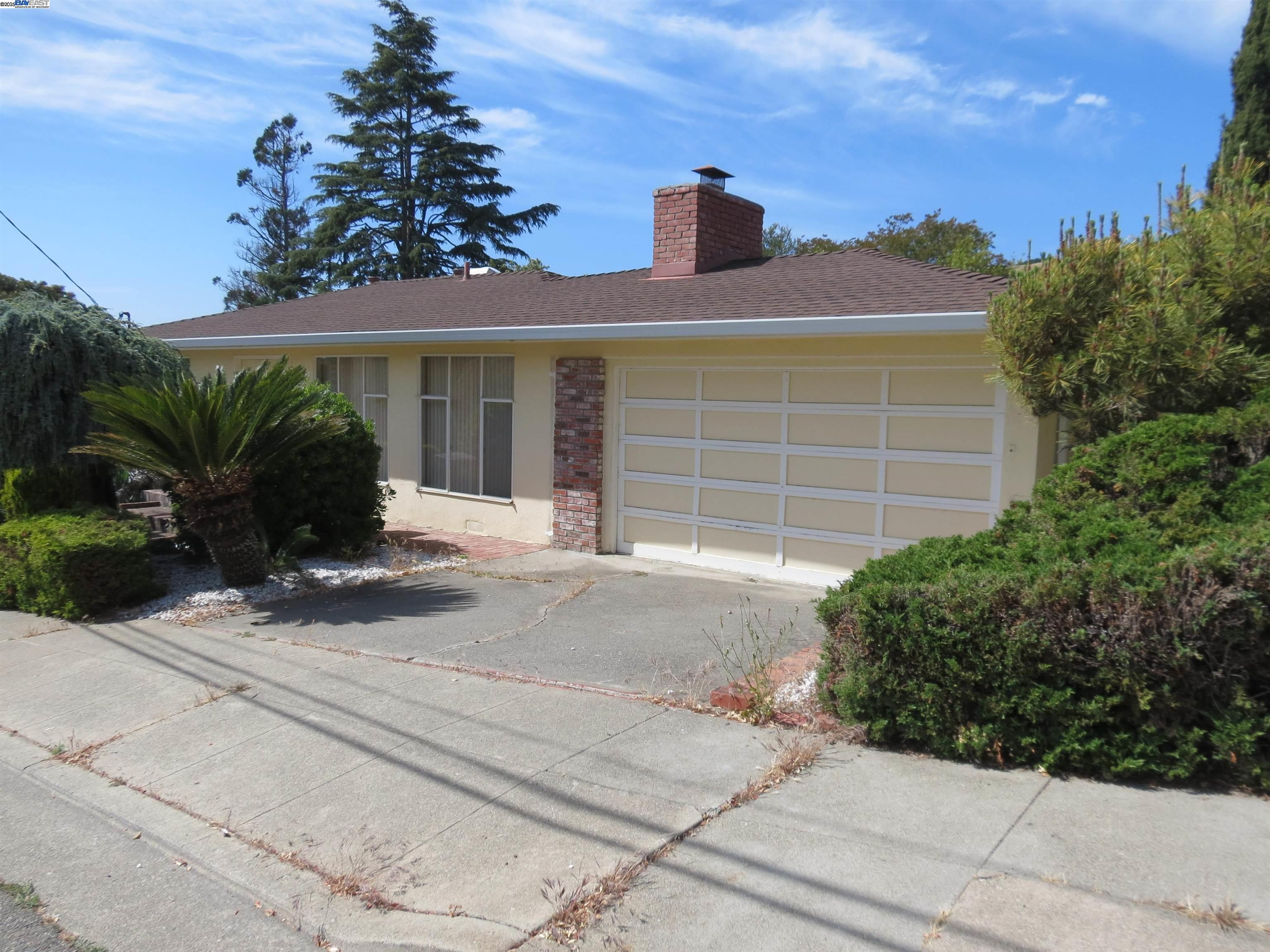 Detail Gallery Image 2 of 44 For 1390 Lake Chabot, San Leandro,  CA 94577 - 2 Beds | 2 Baths